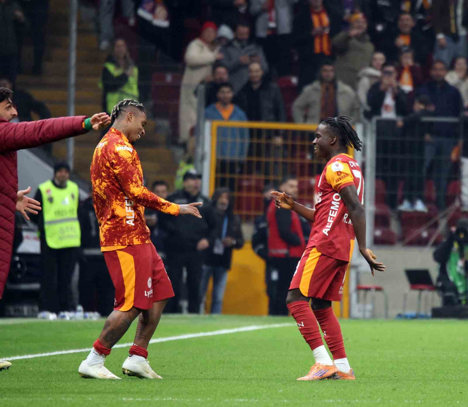Trendyol Süper Lig: Galatasaray: 3 - RAMS Başakşehir: 0 (Maç sonucu)
