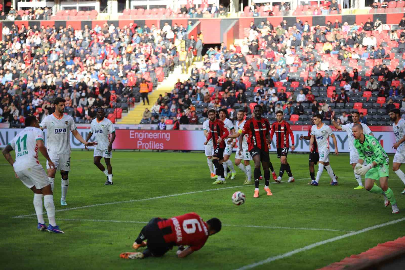 Trendyol Süper Lig: Gaziantep FK: 0 - Corendon Alanyaspor: 0 (Maç devam ediyor)
