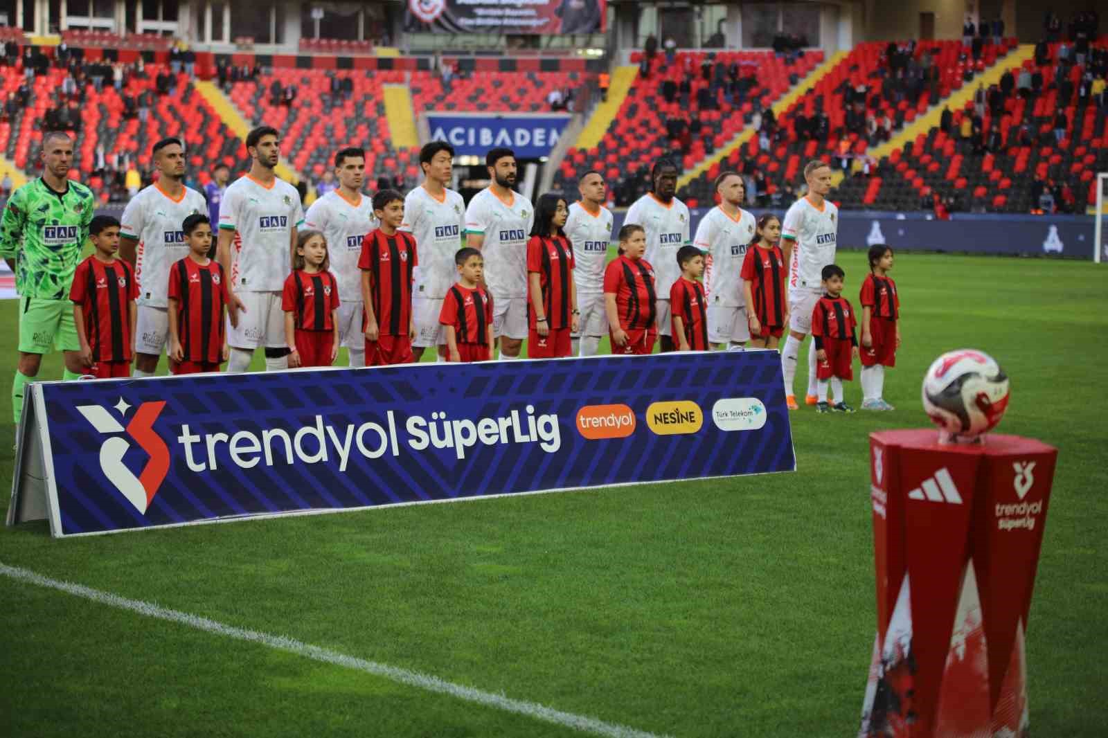 Trendyol Süper Lig: Gaziantep FK: 0 - Corendon Alanyaspor: 0 (Maç devam ediyor)
