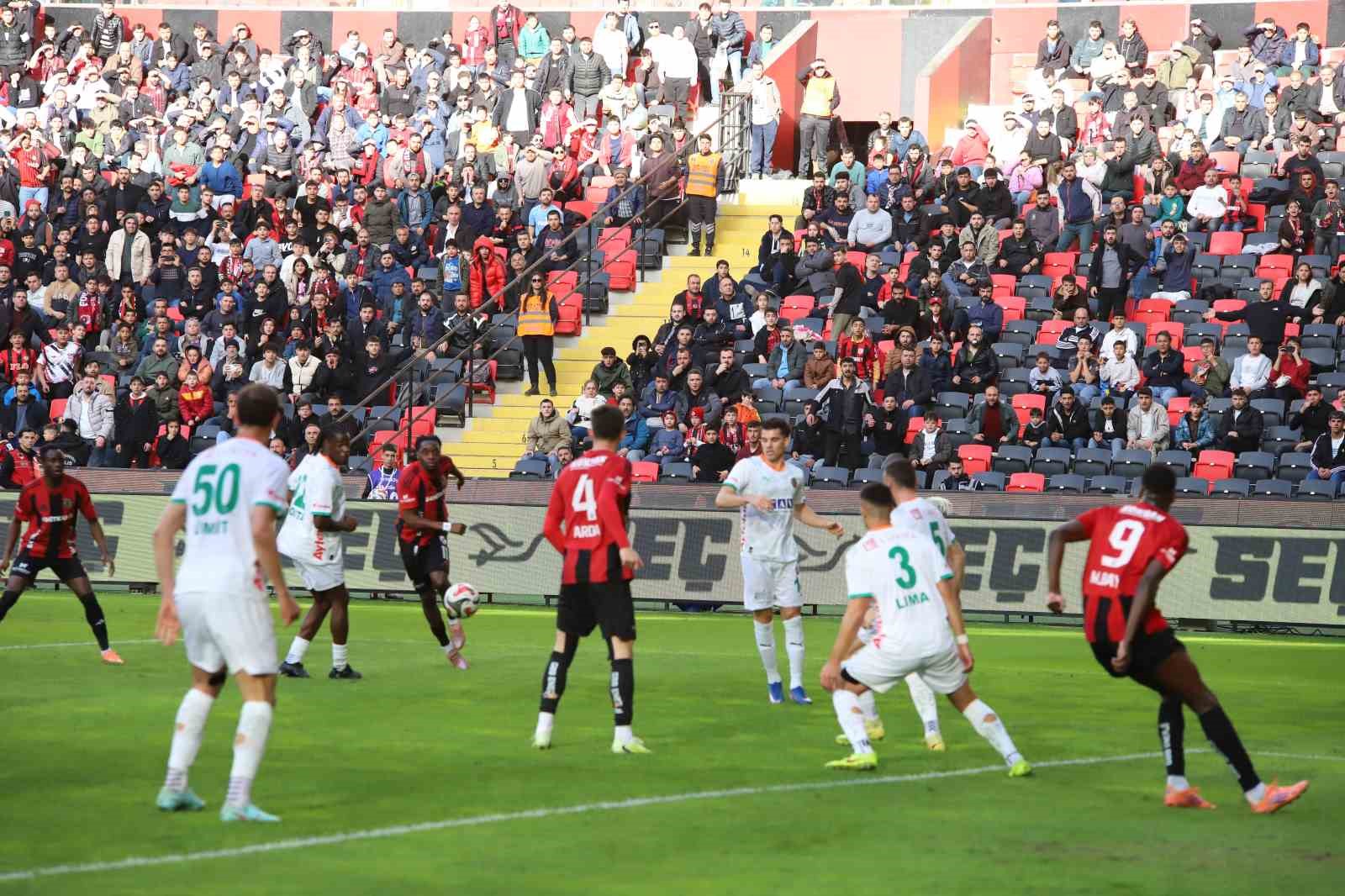 Trendyol Süper Lig: Gaziantep FK: 0 - Corendon Alanyaspor: 1 (İlk yarı)
