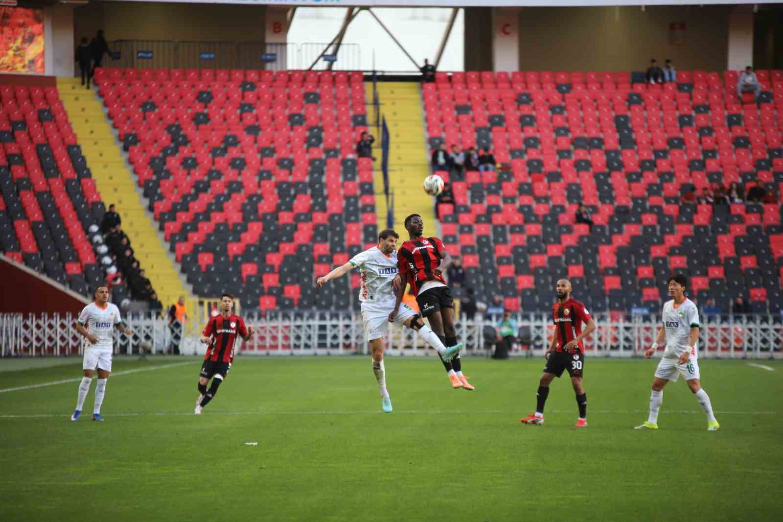 Trendyol Süper Lig: Gaziantep FK: 0 - Corendon Alanyaspor: 1 (İlk yarı)

