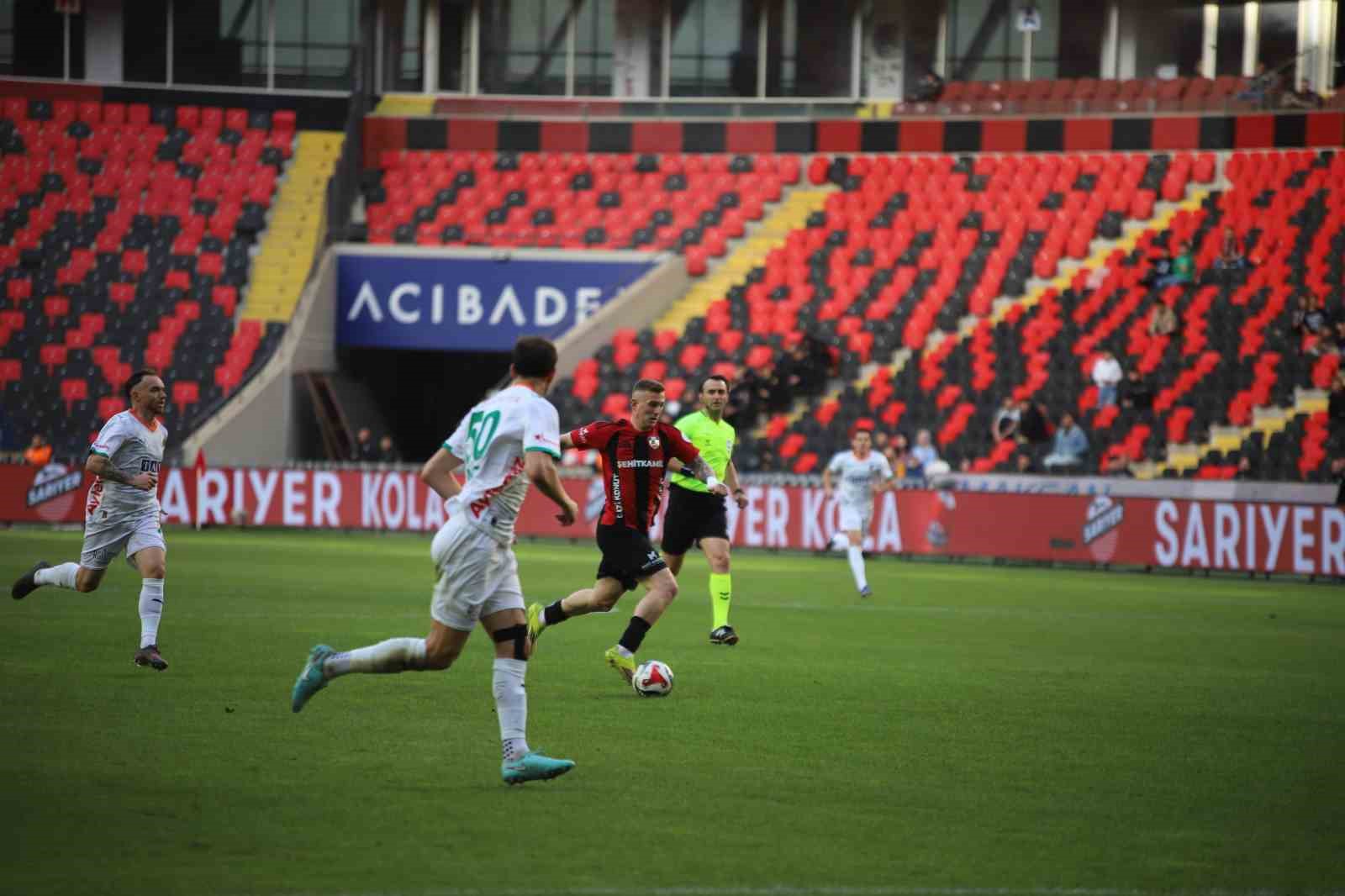 Trendyol Süper Lig: Gaziantep FK: 0 - Corendon Alanyaspor: 1 (İlk yarı)
