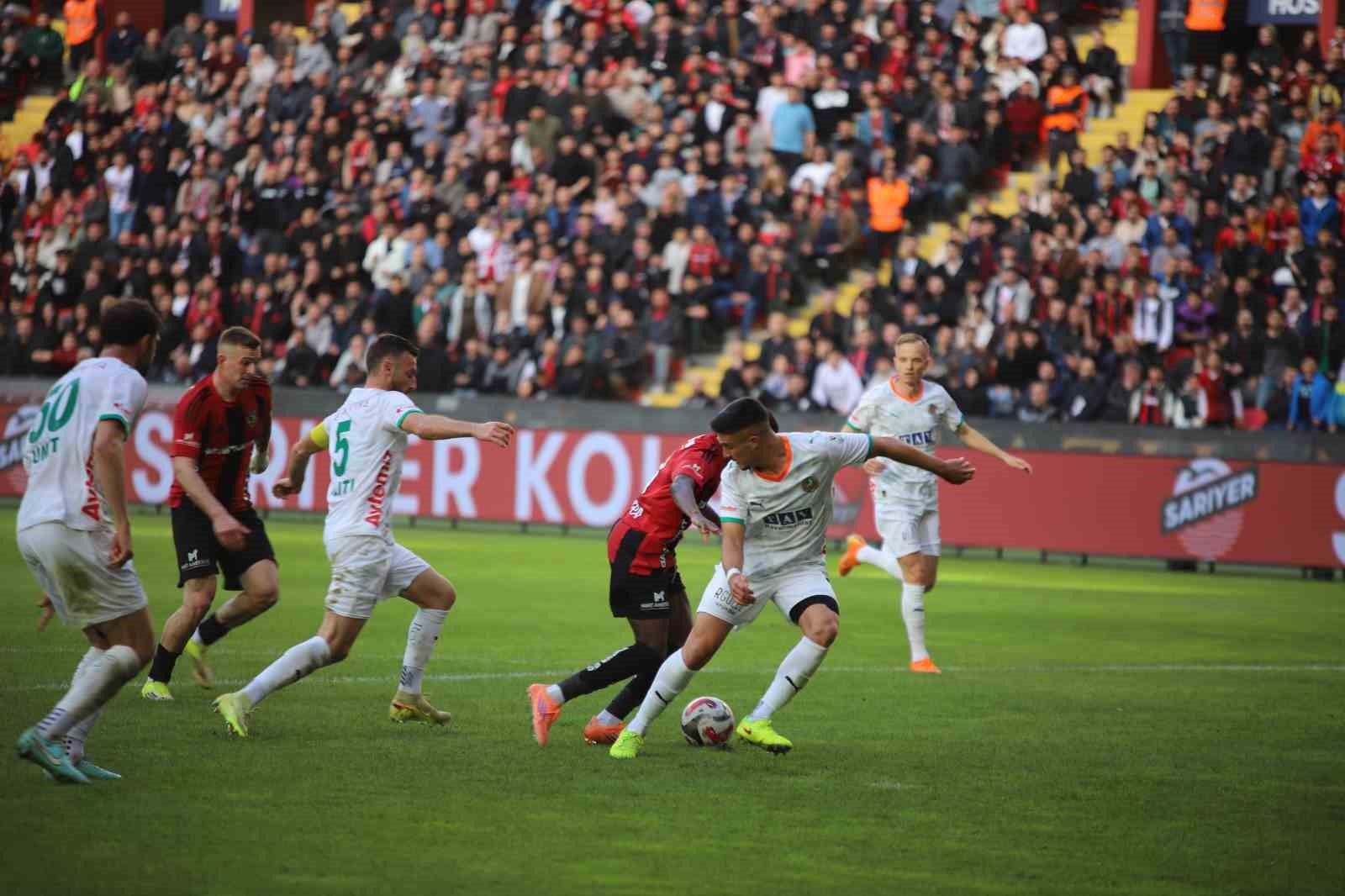 Trendyol Süper Lig: Gaziantep FK: 0 - Corendon Alanyaspor: 1 (İlk yarı)

