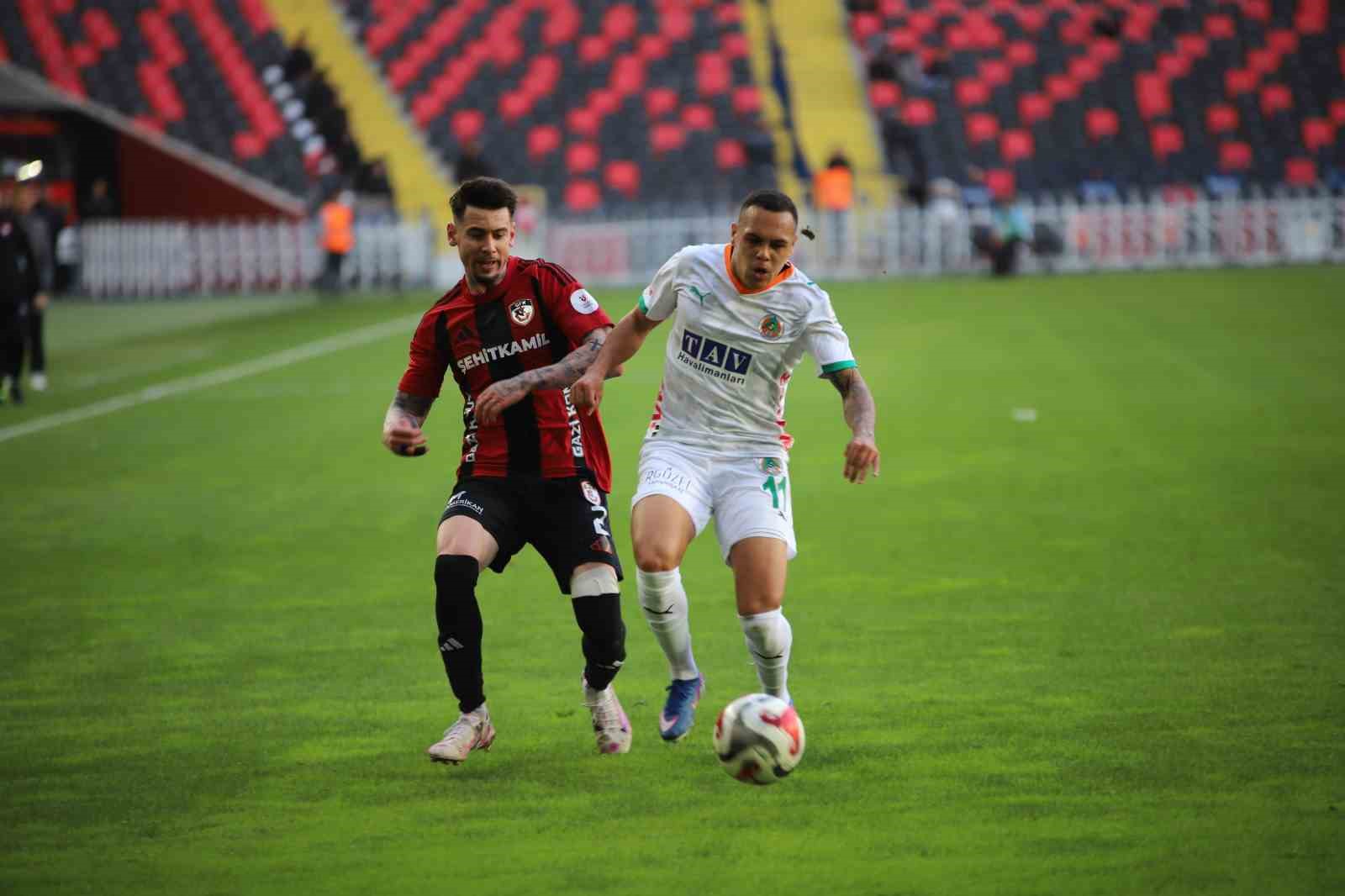 Trendyol Süper Lig: Gaziantep FK: 0 - Corendon Alanyaspor: 1 (İlk yarı)
