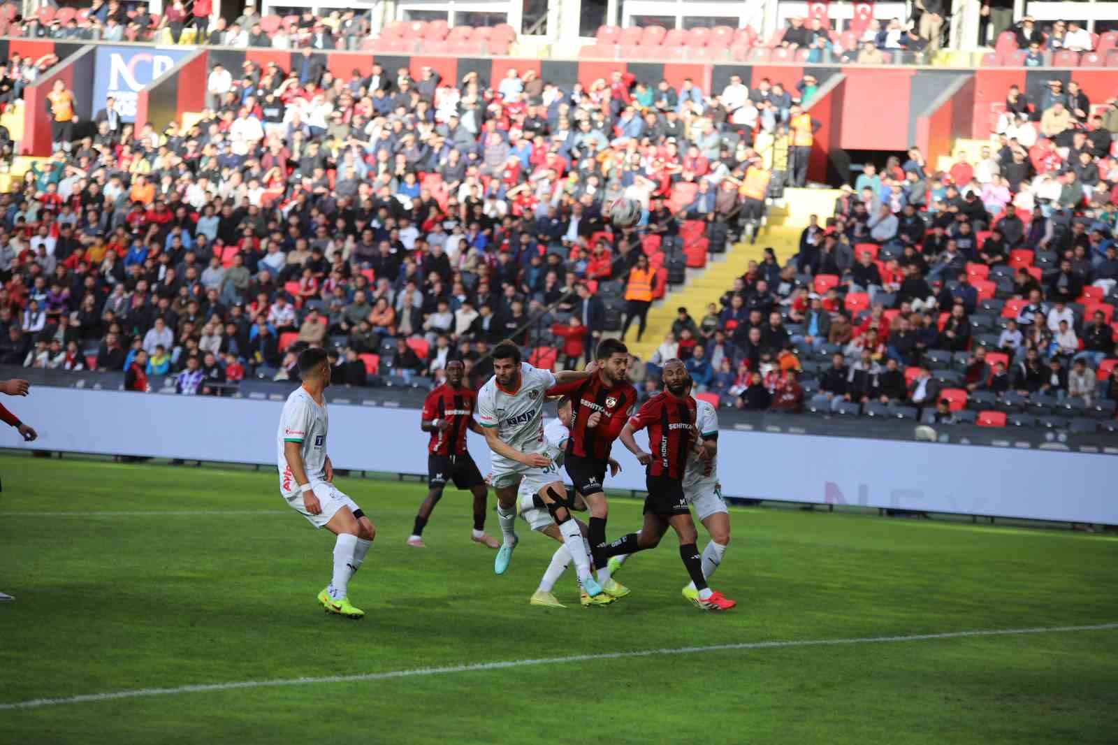 Trendyol Süper Lig: Gaziantep FK: 0 - Corendon Alanyaspor: 1 (İlk yarı)
