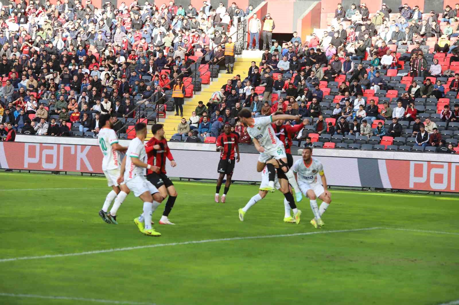 Trendyol Süper Lig: Gaziantep FK: 0 - Corendon Alanyaspor: 1 (İlk yarı)
