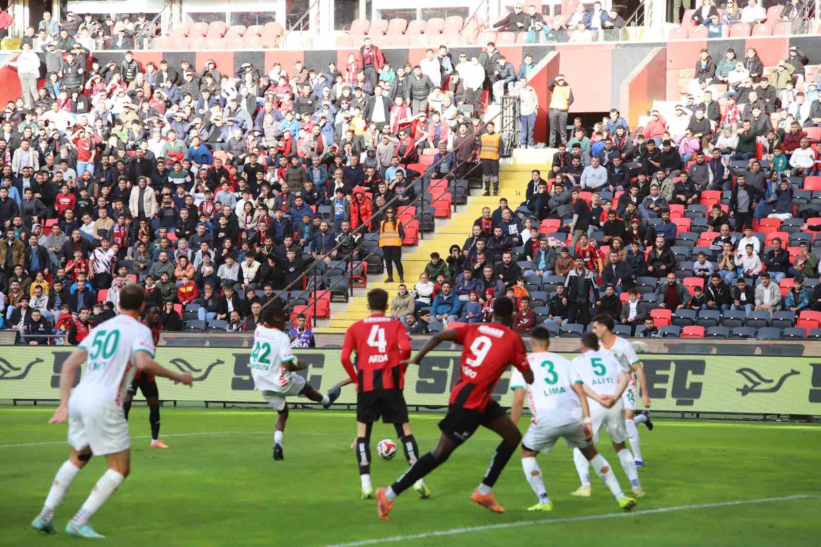 Trendyol Süper Lig: Gaziantep FK: 0 - Corendon Alanyaspor: 1 (İlk yarı)
