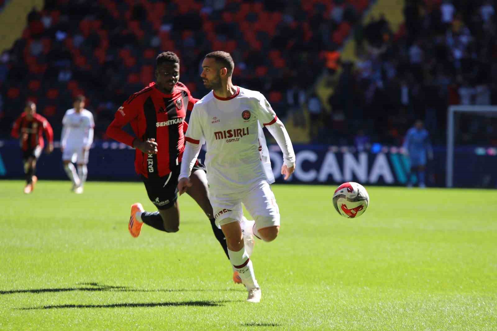 Trendyol Süper Lig: Gaziantep FK: 0 - Fatih Karagümrük: 0 (İlk yarı)
