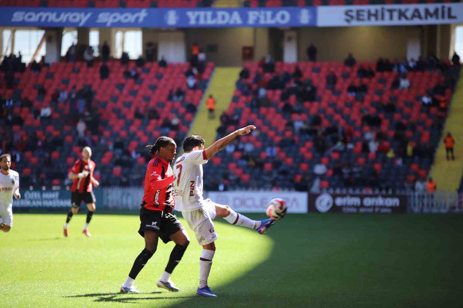 Trendyol Süper Lig: Gaziantep FK: 0 - Fatih Karagümrük: 0 (İlk yarı)
