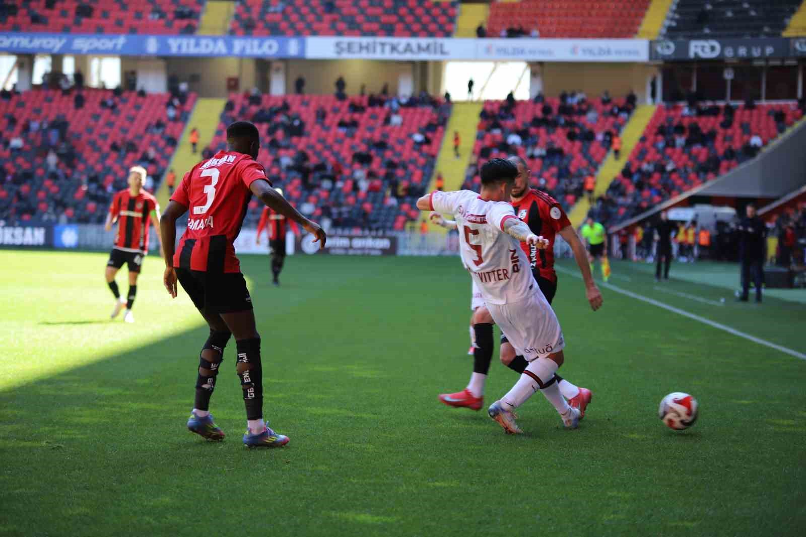 Trendyol Süper Lig: Gaziantep FK: 0 - Fatih Karagümrük: 0 (İlk yarı)
