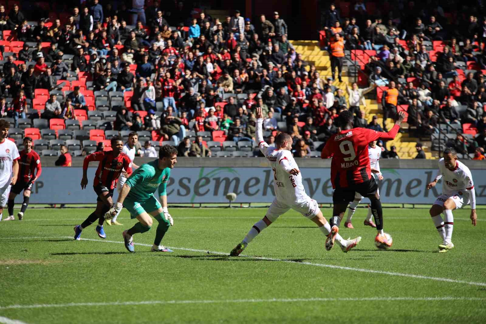Trendyol Süper Lig: Gaziantep FK: 0 - Fatih Karagümrük: 0 (İlk yarı)
