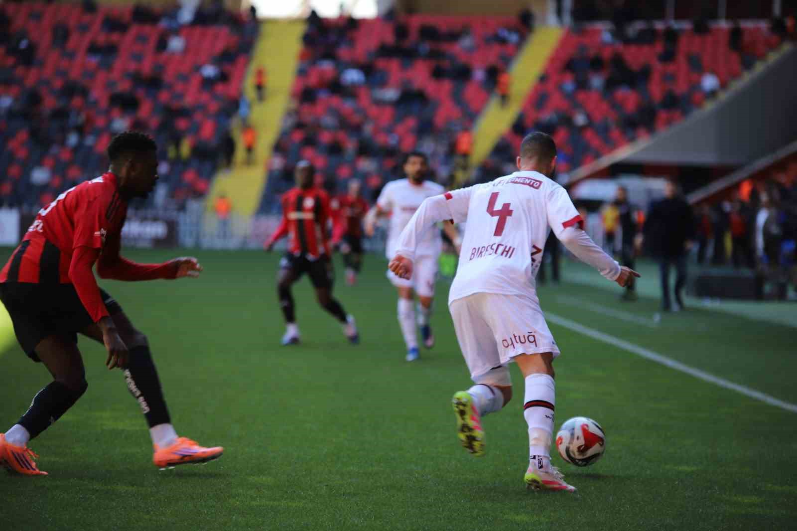 Trendyol Süper Lig: Gaziantep FK: 0 - Fatih Karagümrük: 0 (İlk yarı)
