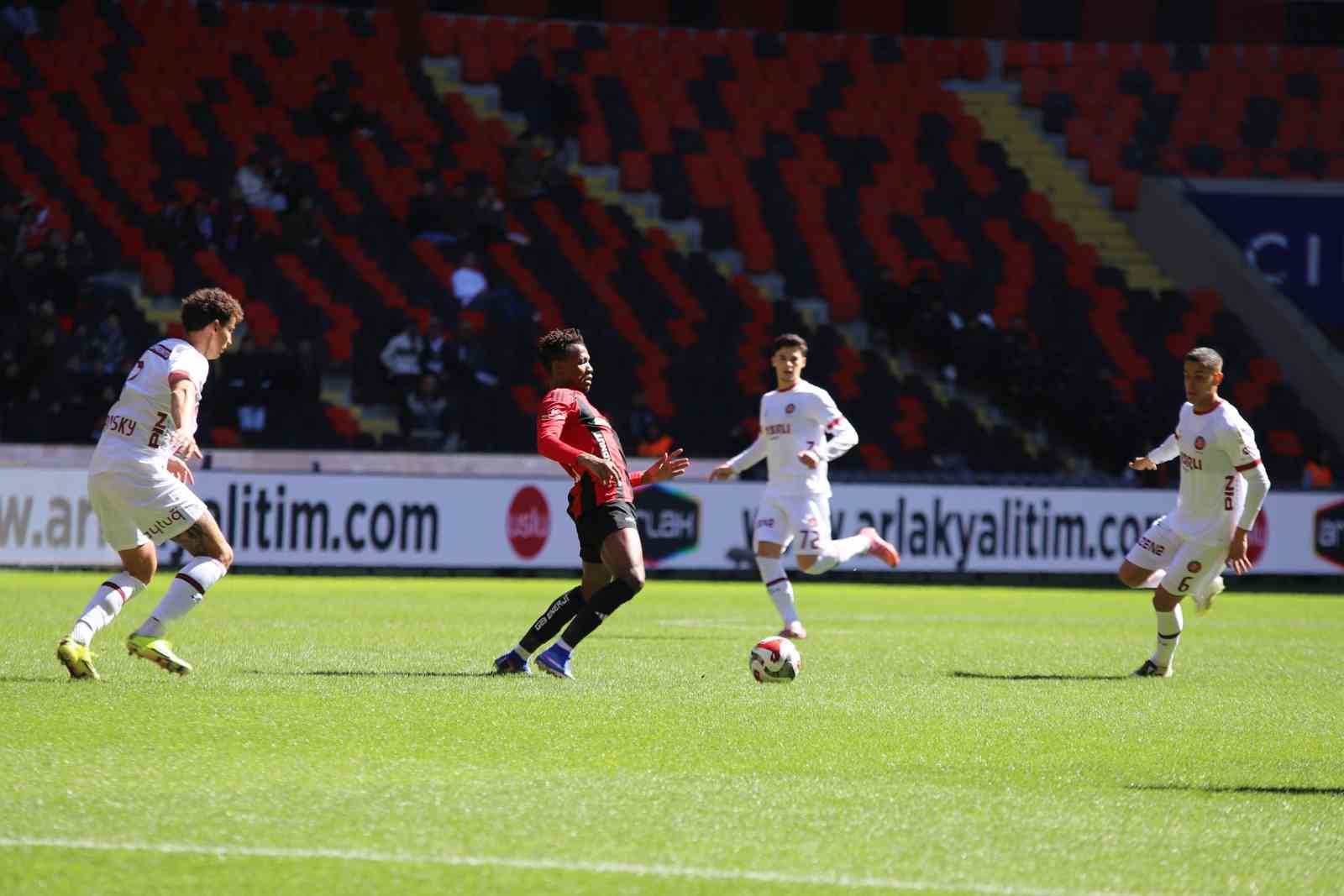 Trendyol Süper Lig: Gaziantep FK: 0 - Fatih Karagümrük: 0 (İlk yarı)
