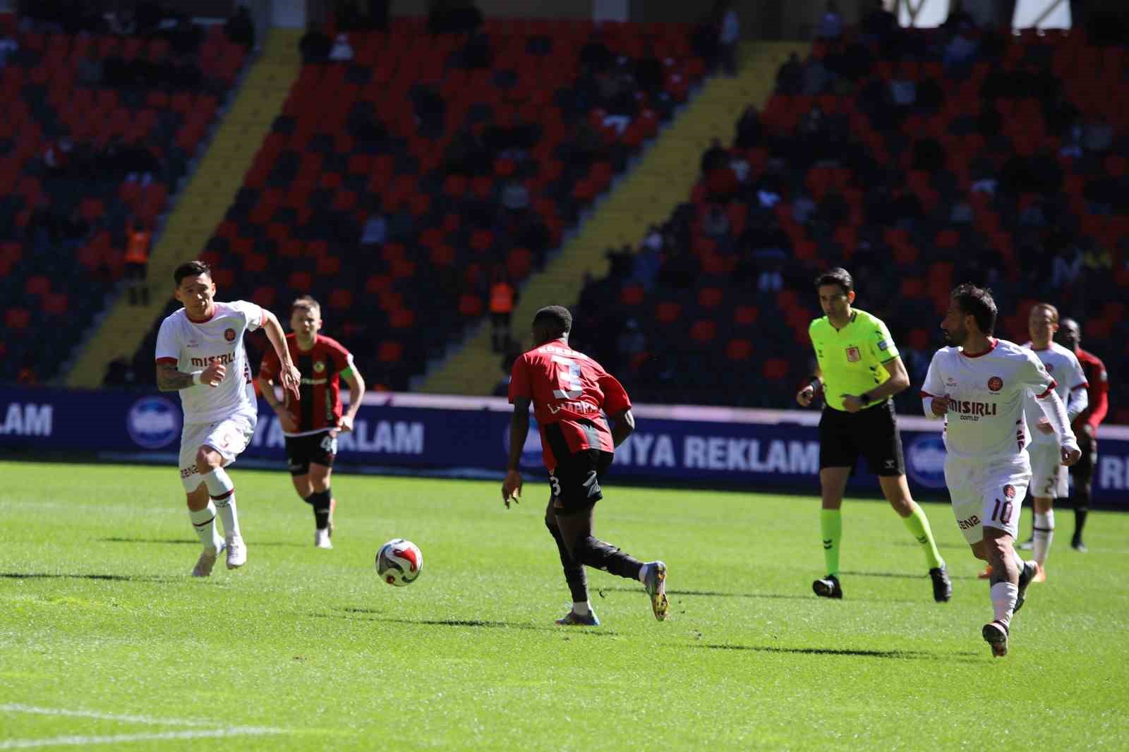 Trendyol Süper Lig: Gaziantep FK: 0 - Fatih Karagümrük: 0 (İlk yarı)
