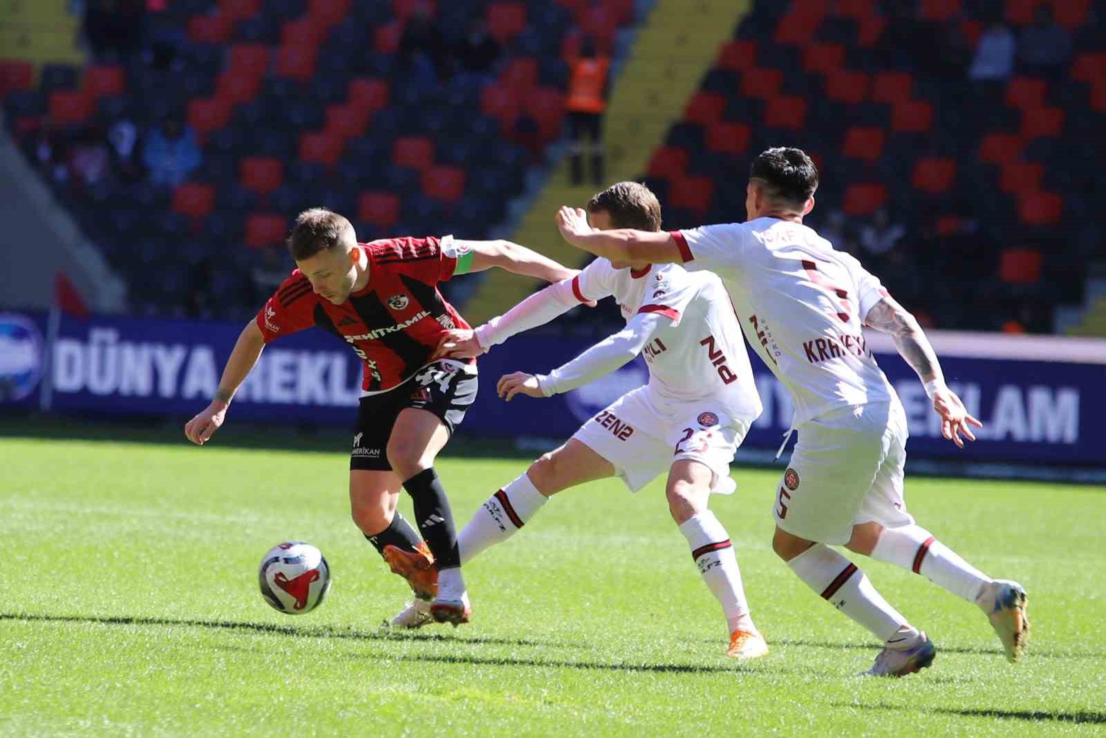 Trendyol Süper Lig: Gaziantep FK: 0 - Fatih Karagümrük: 0 (İlk yarı)
