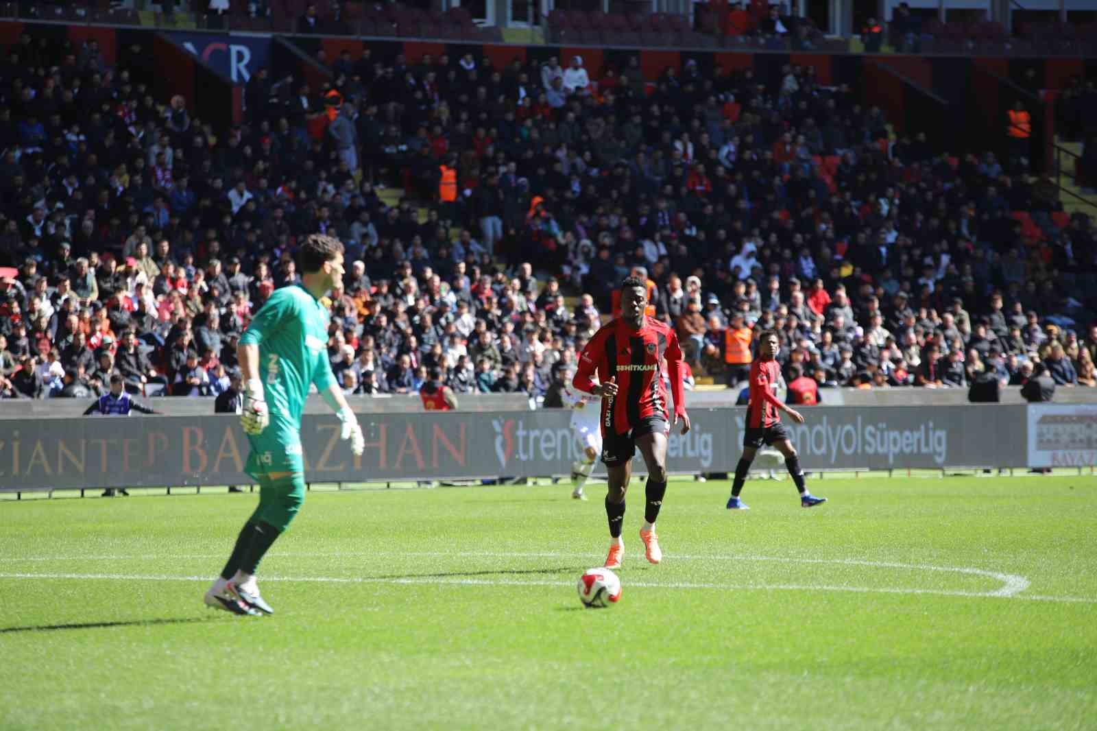 Trendyol Süper Lig: Gaziantep FK: 0 - Fatih Karagümrük: 0 (Maç devam ediyor)
