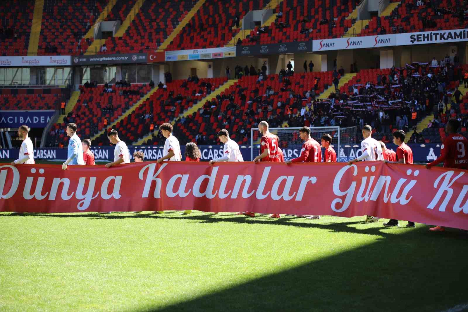 Trendyol Süper Lig: Gaziantep FK: 0 - Fatih Karagümrük: 0 (Maç devam ediyor)
