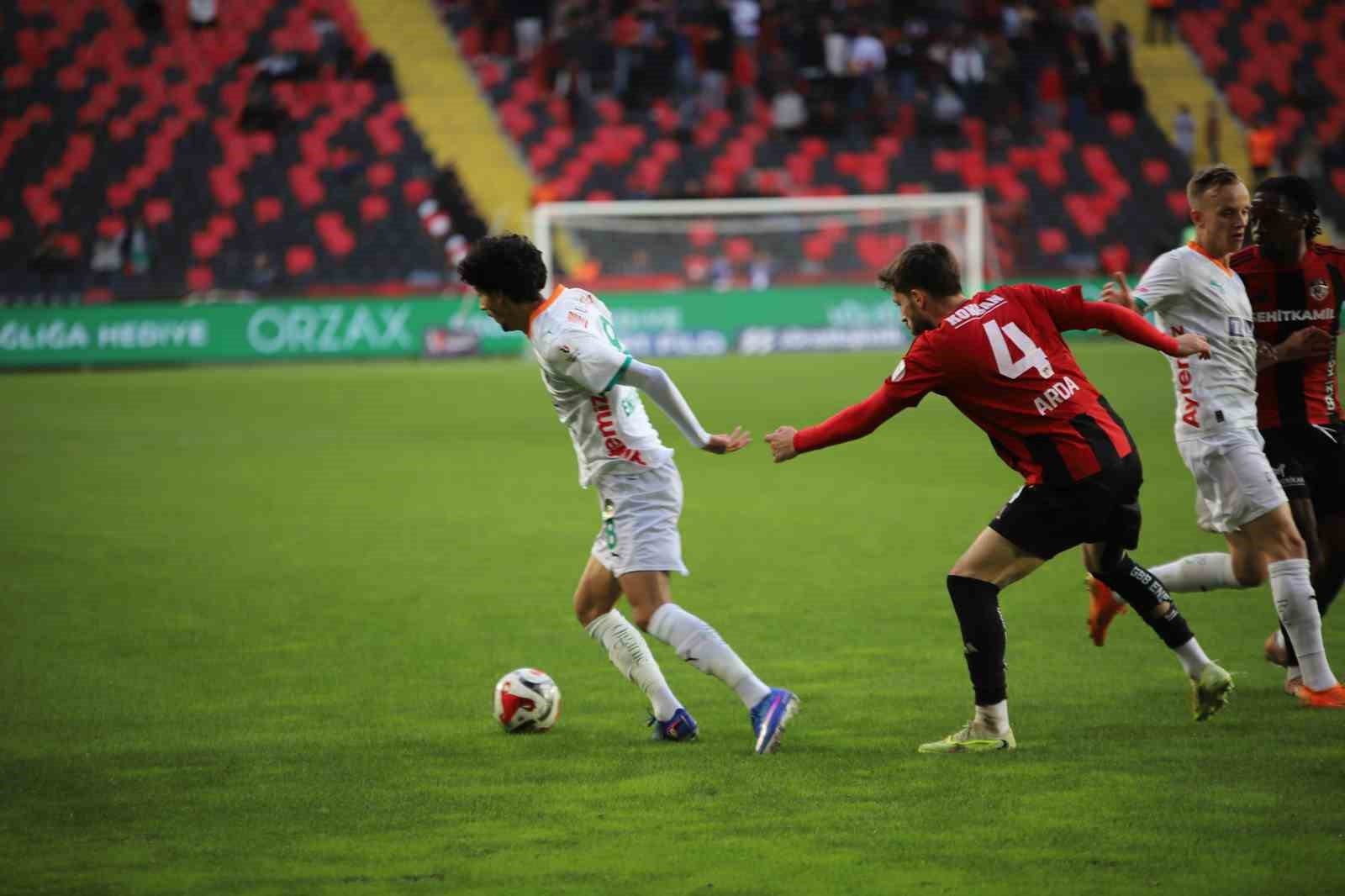 Trendyol Süper Lig: Gaziantep FK: 1 - Corendon Alanyaspor: 1 (Maç sonucu)
