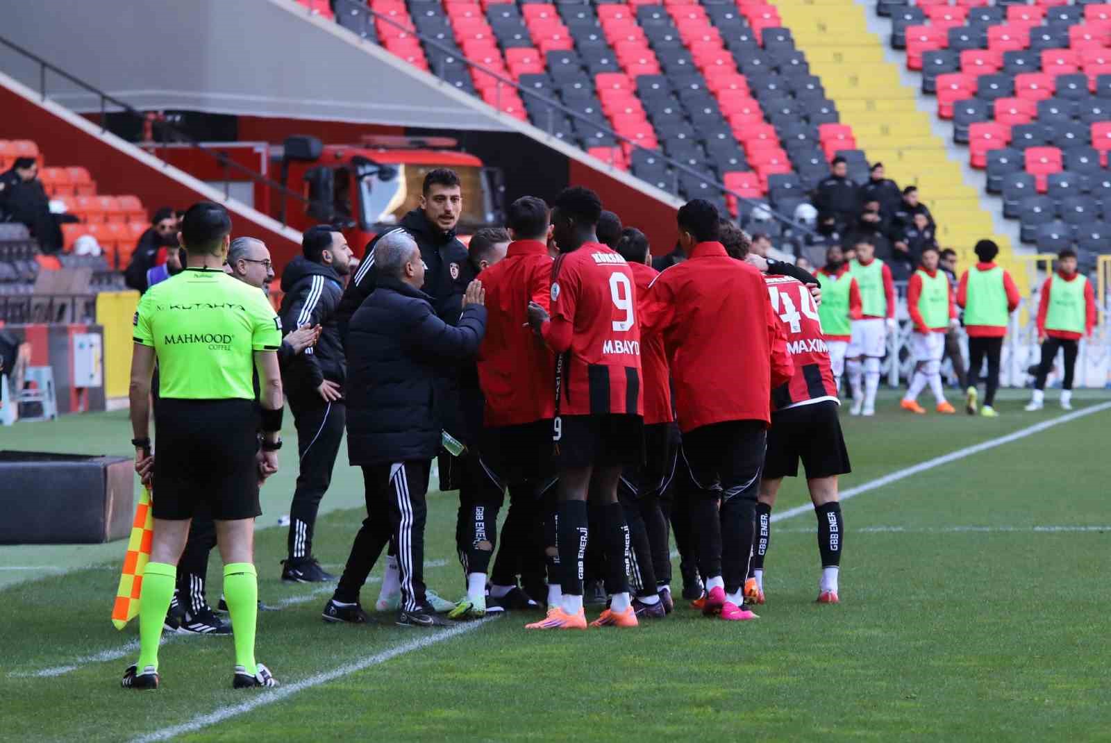 Trendyol Süper Lig: Gaziantep FK: 1 - Fatih Karagümrük: 1 (Maç sonucu)
Trendyol Süper Lig: Gaziantep FK: 1 - Fatih Karagümrük: 1 (Maç sonucu)