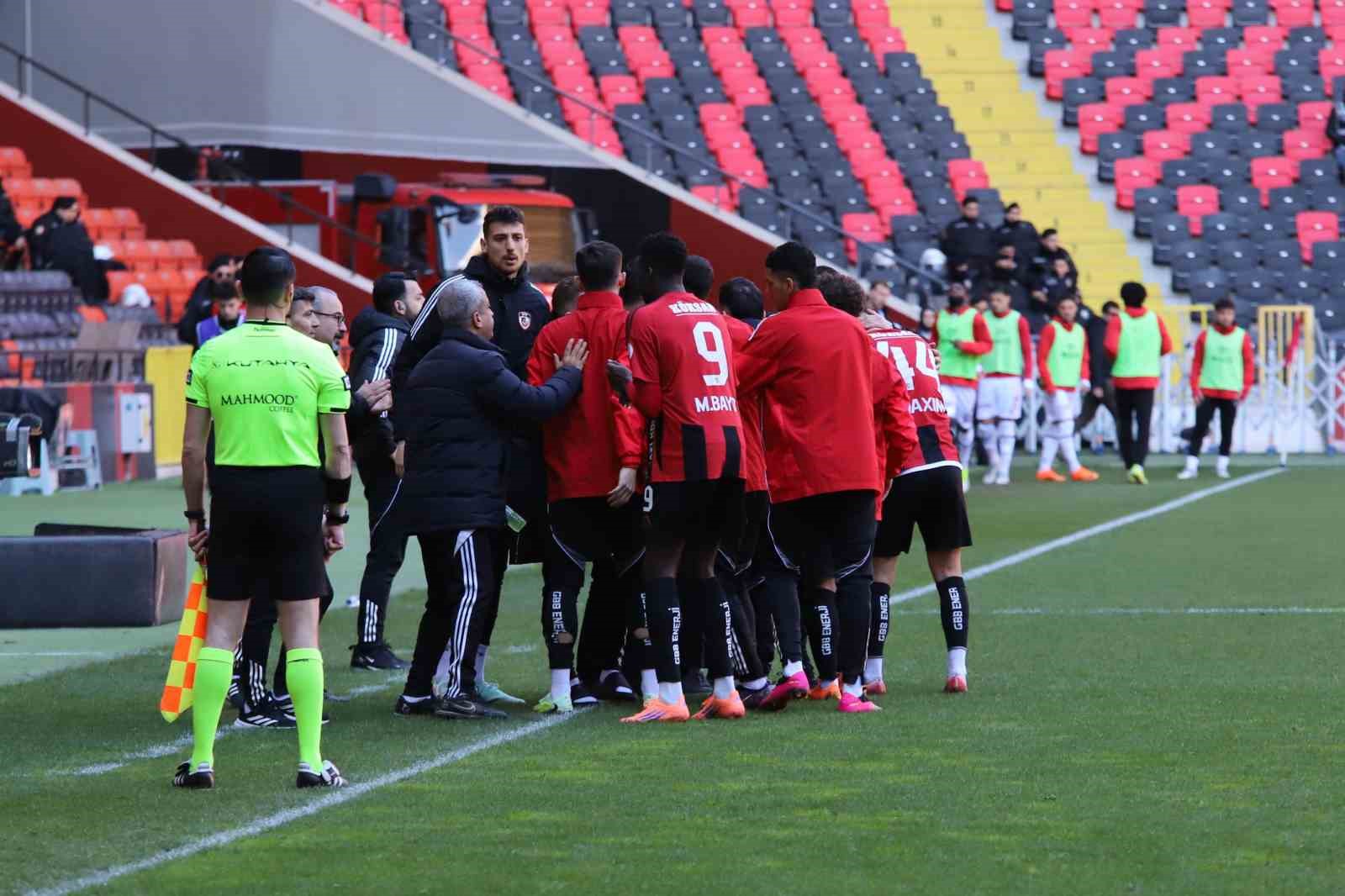 Trendyol Süper Lig: Gaziantep FK: 1 - Fatih Karagümrük: 1 (Maç sonucu)
Trendyol Süper Lig: Gaziantep FK: 1 - Fatih Karagümrük: 1 (Maç sonucu)