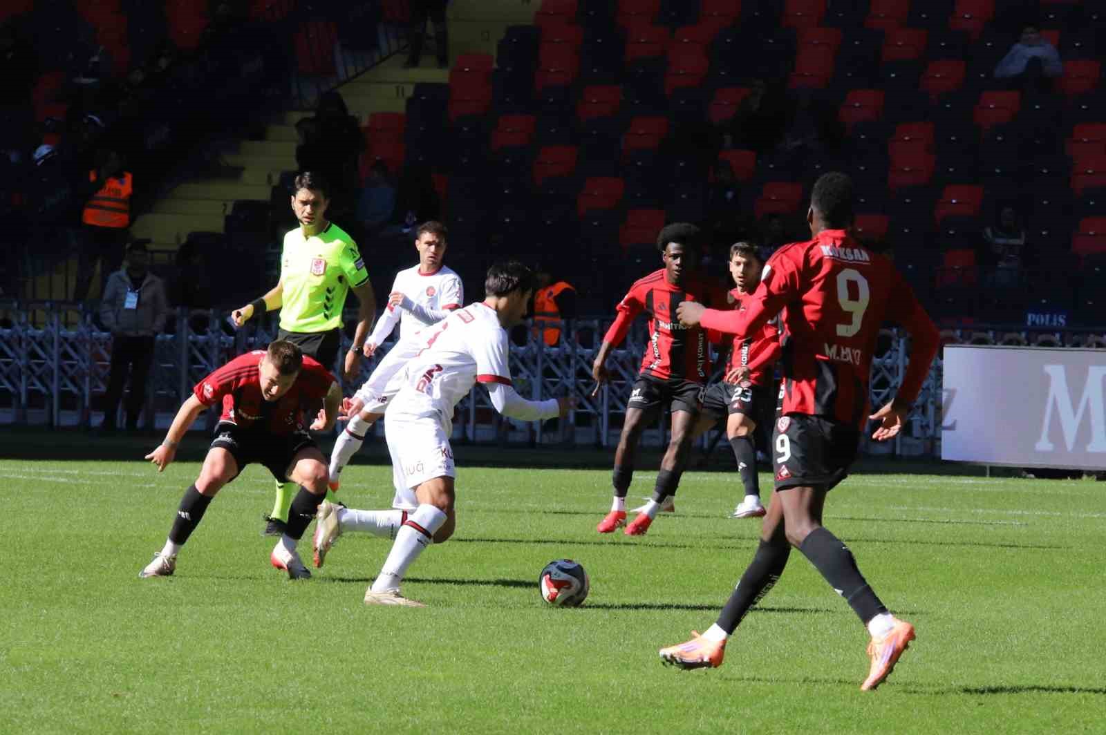 Trendyol Süper Lig: Gaziantep FK: 1 - Fatih Karagümrük: 1 (Maç sonucu)
Trendyol Süper Lig: Gaziantep FK: 1 - Fatih Karagümrük: 1 (Maç sonucu)
