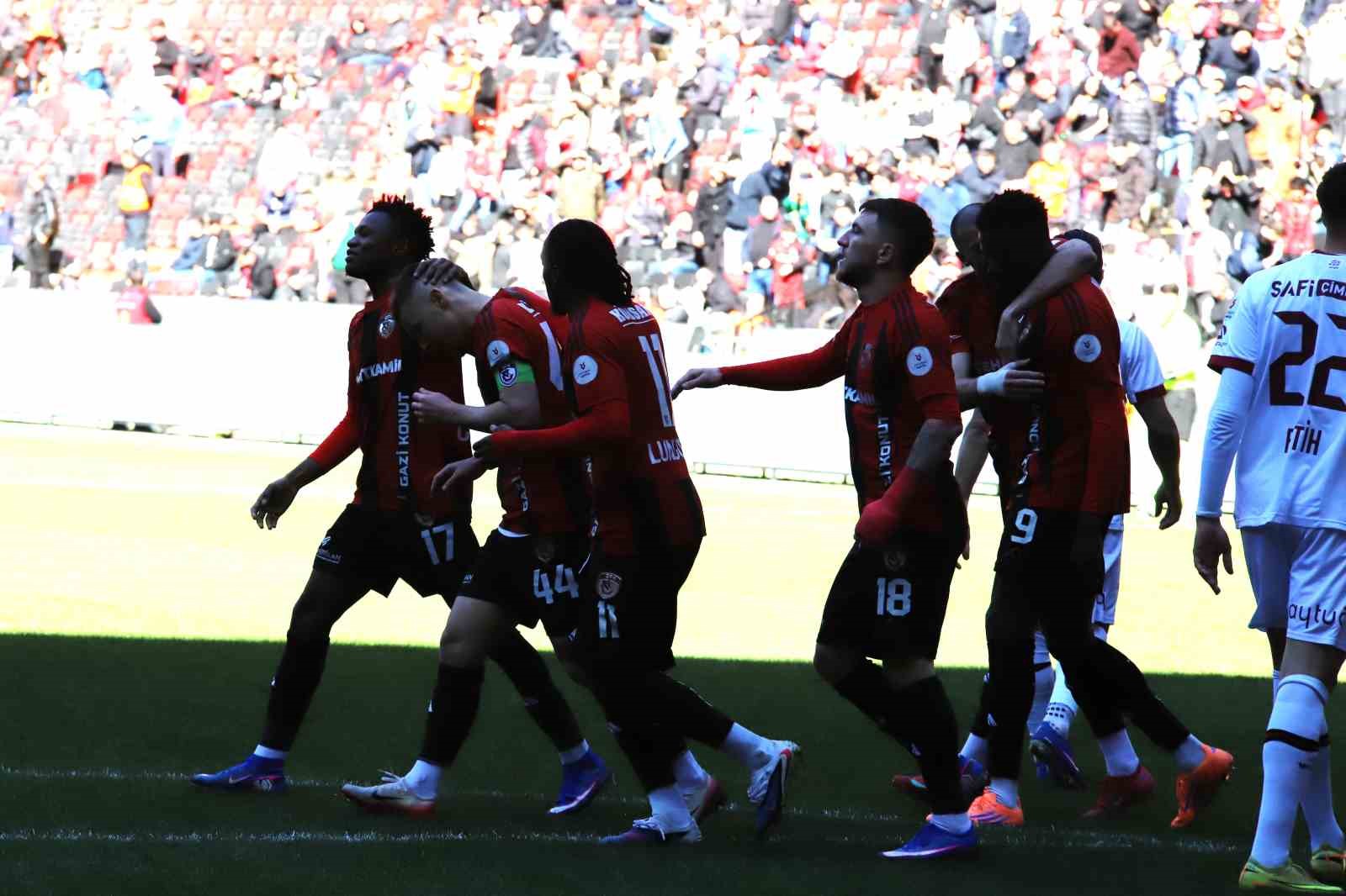 Trendyol Süper Lig: Gaziantep FK: 1 - Fatih Karagümrük: 1 (Maç sonucu)
Trendyol Süper Lig: Gaziantep FK: 1 - Fatih Karagümrük: 1 (Maç sonucu)