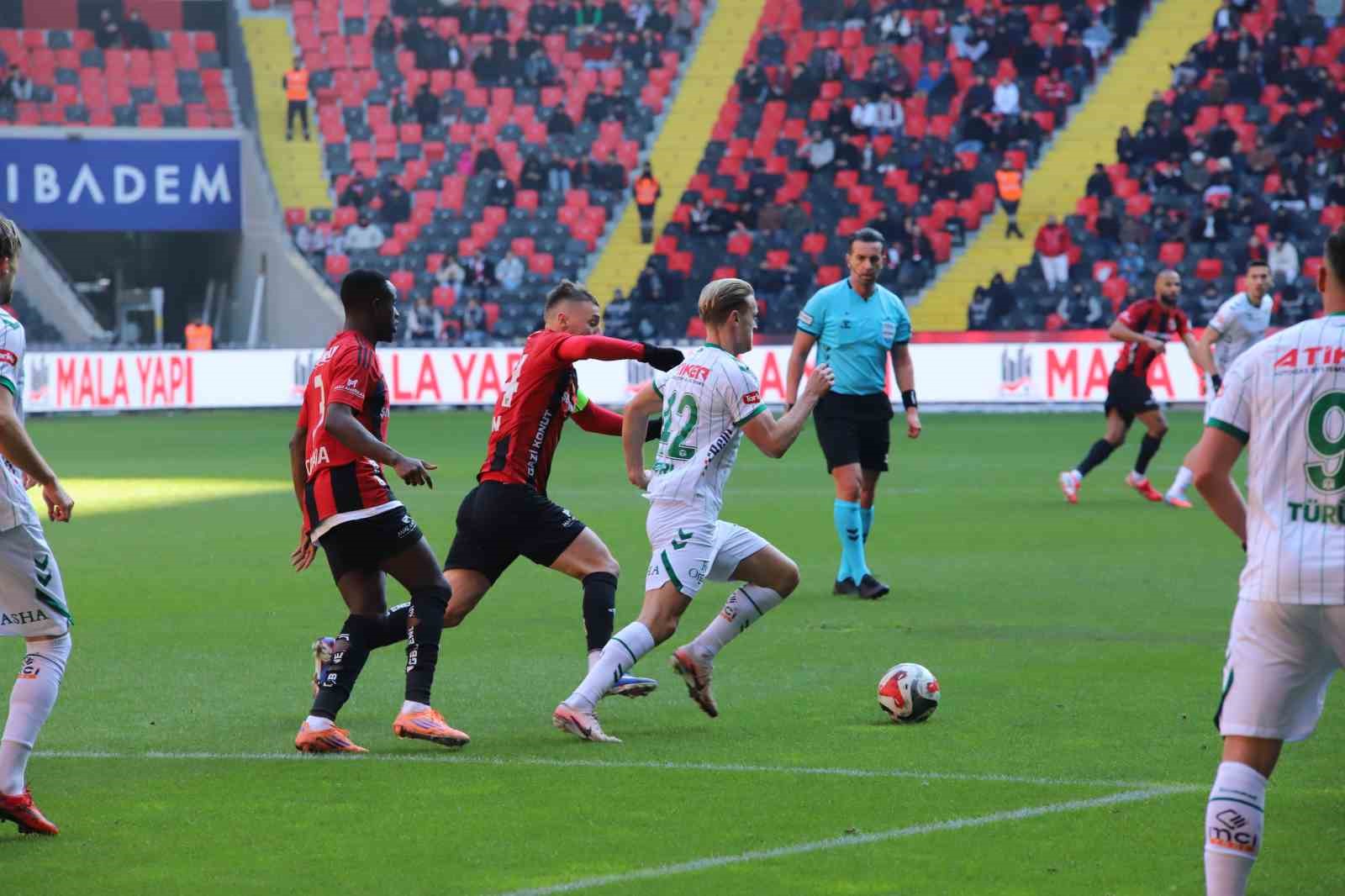Trendyol Süper Lig: Gaziantep FK: 1 - Konyaspor: 0 (İlk yarı)
