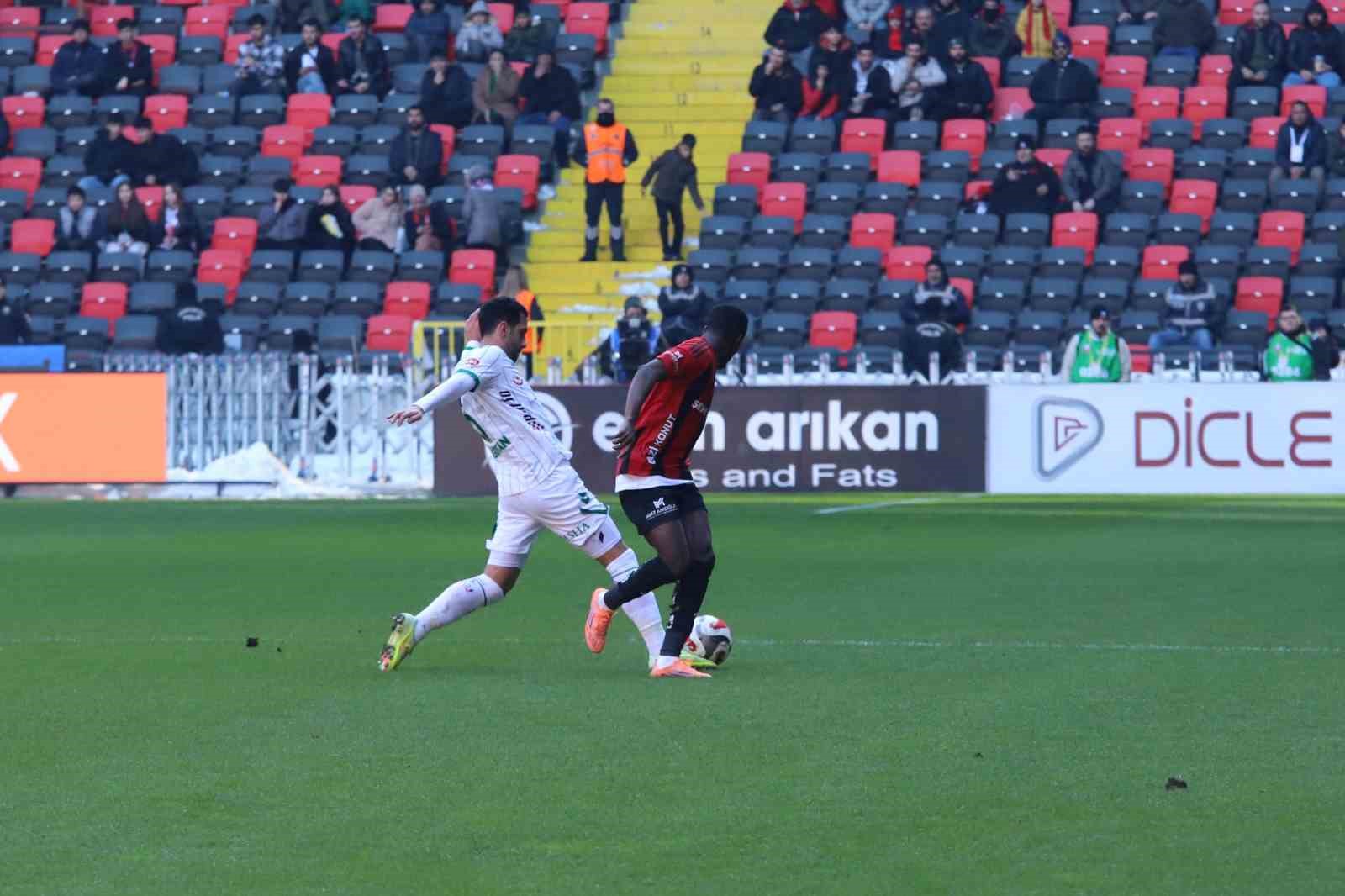 Trendyol Süper Lig: Gaziantep FK: 1 - Konyaspor: 0 (İlk yarı)
