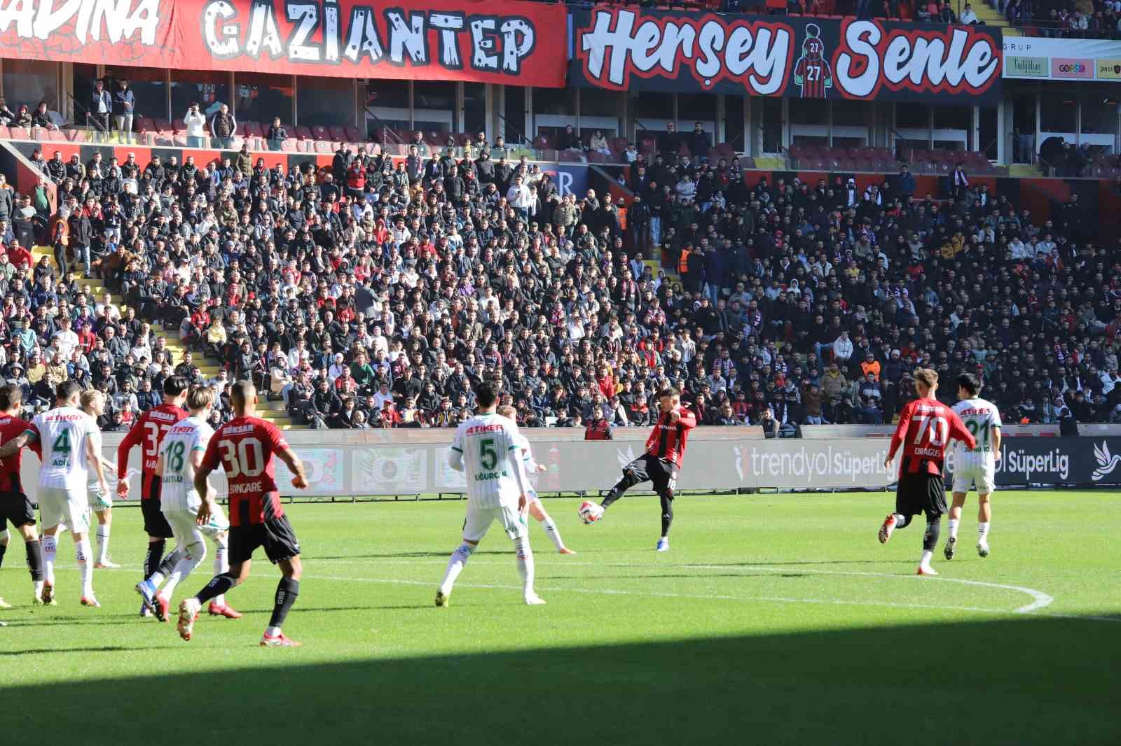 Trendyol Süper Lig: Gaziantep FK: 1 - Konyaspor: 0 (İlk yarı)
