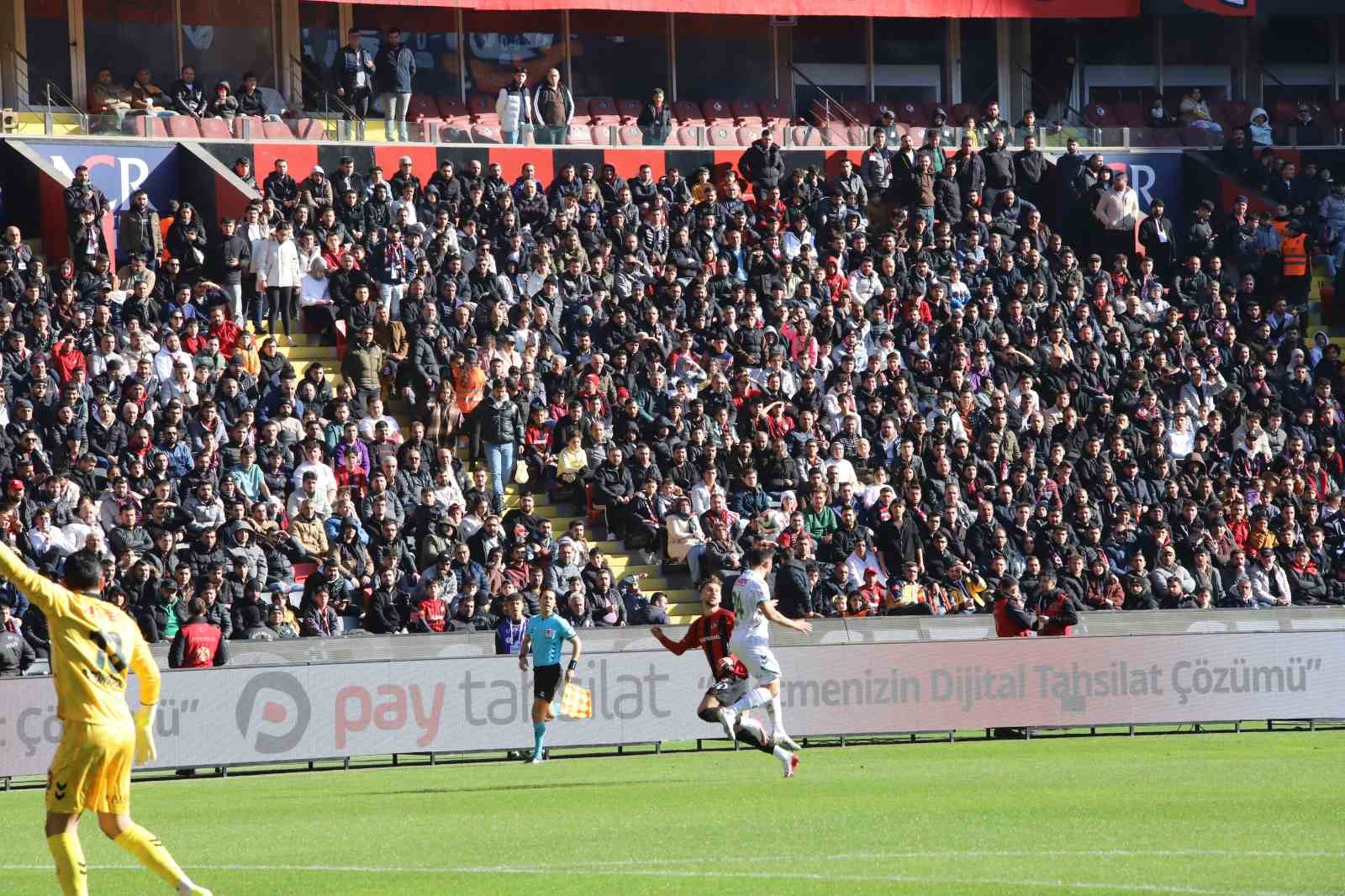 Trendyol Süper Lig: Gaziantep FK: 1 - Konyaspor: 0 (İlk yarı)

