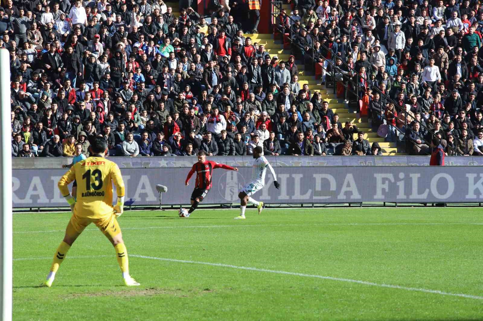Trendyol Süper Lig: Gaziantep FK: 1 - Konyaspor: 0 (İlk yarı)
