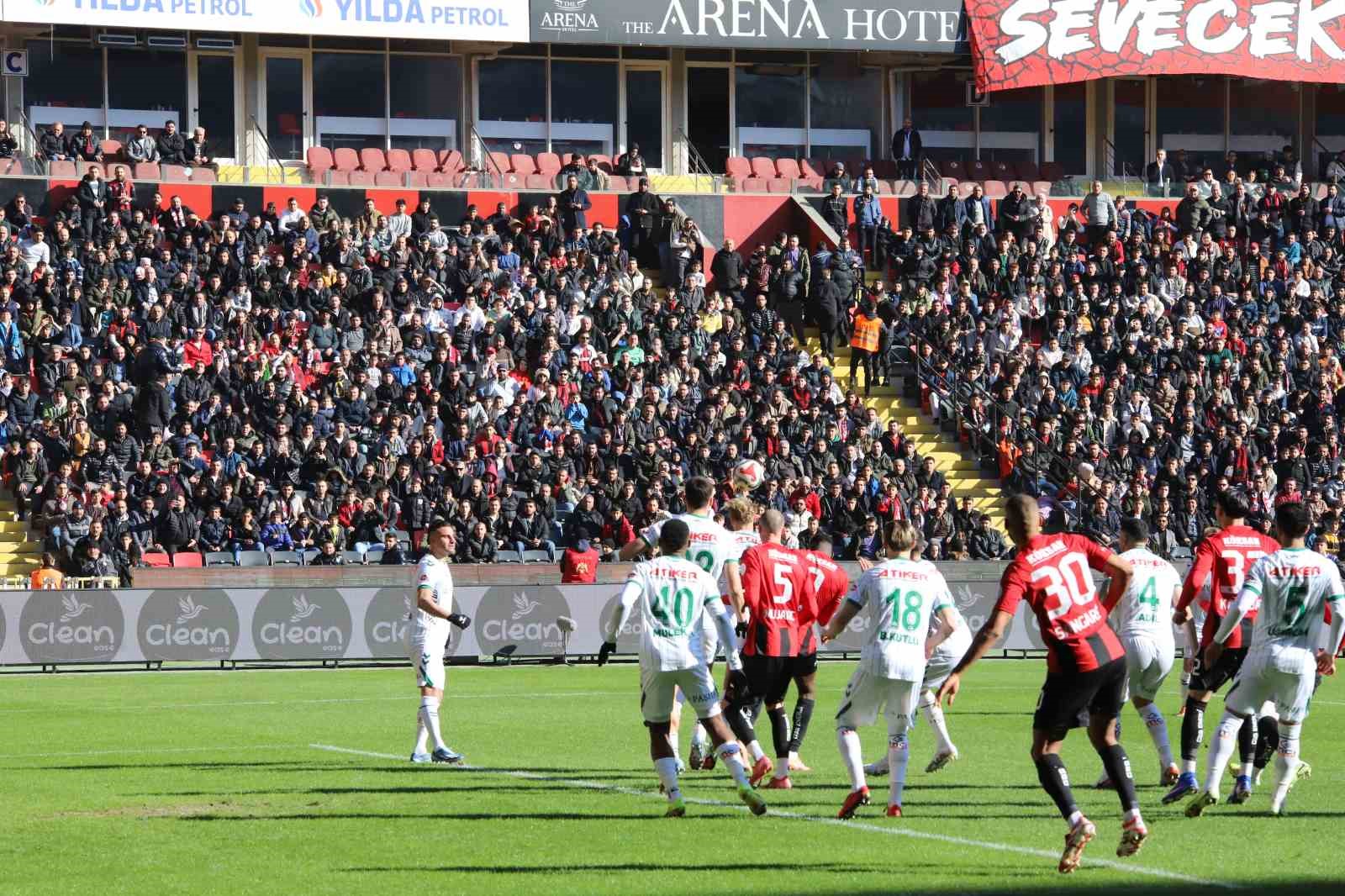 Trendyol Süper Lig: Gaziantep FK: 1 - Konyaspor: 0 (İlk yarı)
