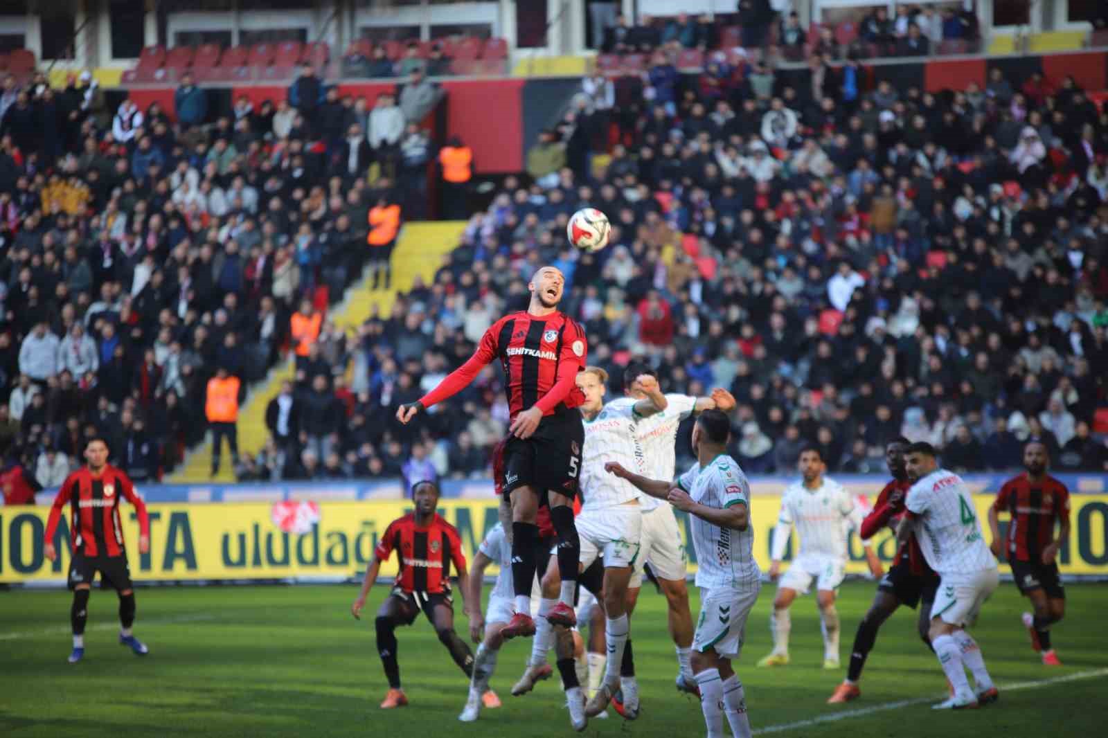 Trendyol Süper Lig: Gaziantep FK: 1 - Konyaspor: 1 (Maç sonucu)
Trendyol Süper Lig: Gaziantep FK: 1 - Konyaspor: 1 (Maç sonucu)