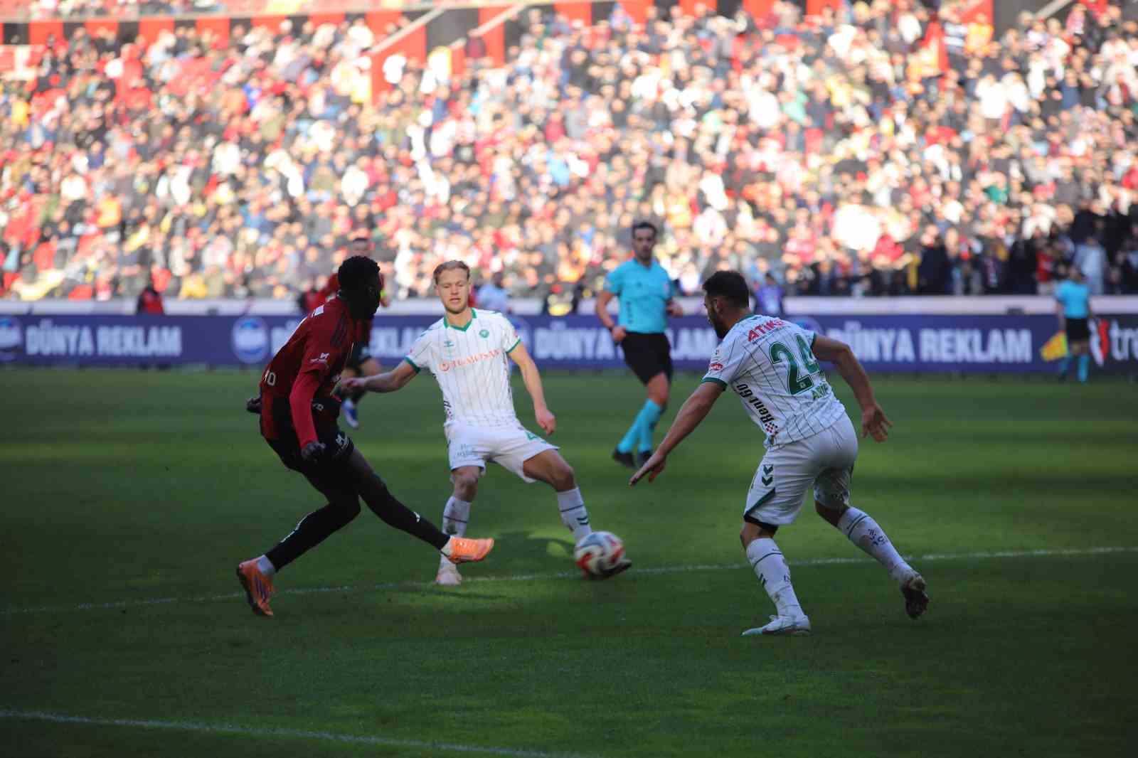 Trendyol Süper Lig: Gaziantep FK: 1 - Konyaspor: 1 (Maç sonucu)
Trendyol Süper Lig: Gaziantep FK: 1 - Konyaspor: 1 (Maç sonucu)