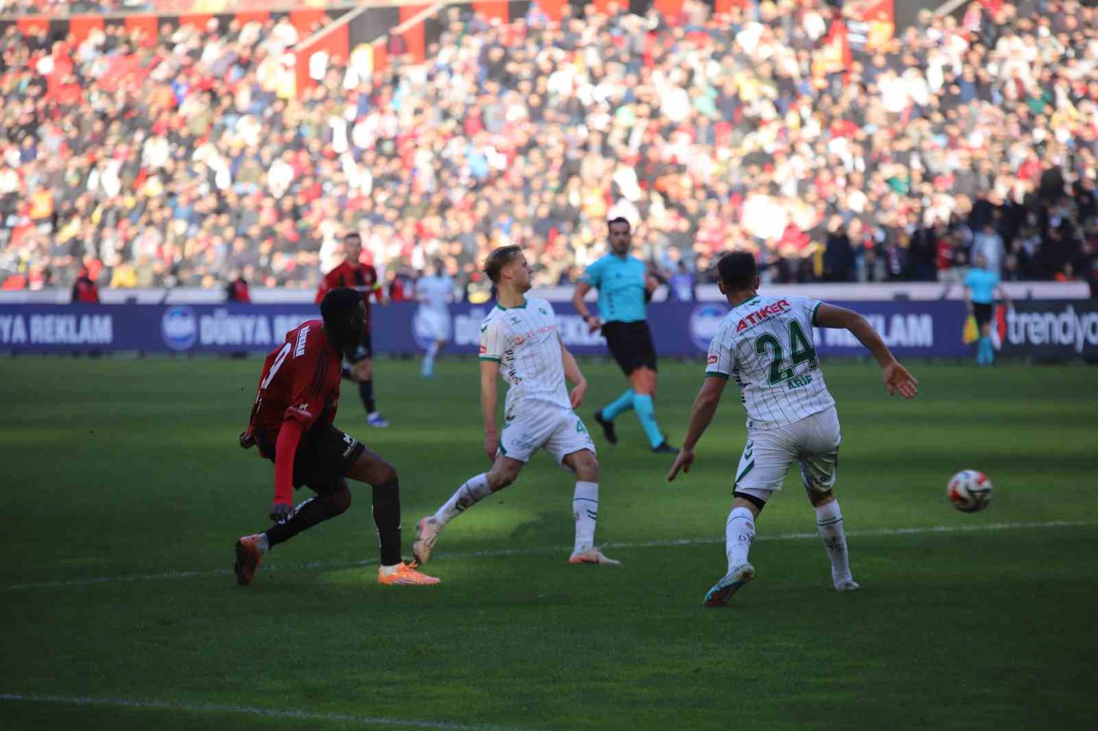 Trendyol Süper Lig: Gaziantep FK: 1 - Konyaspor: 1 (Maç sonucu)
Trendyol Süper Lig: Gaziantep FK: 1 - Konyaspor: 1 (Maç sonucu)