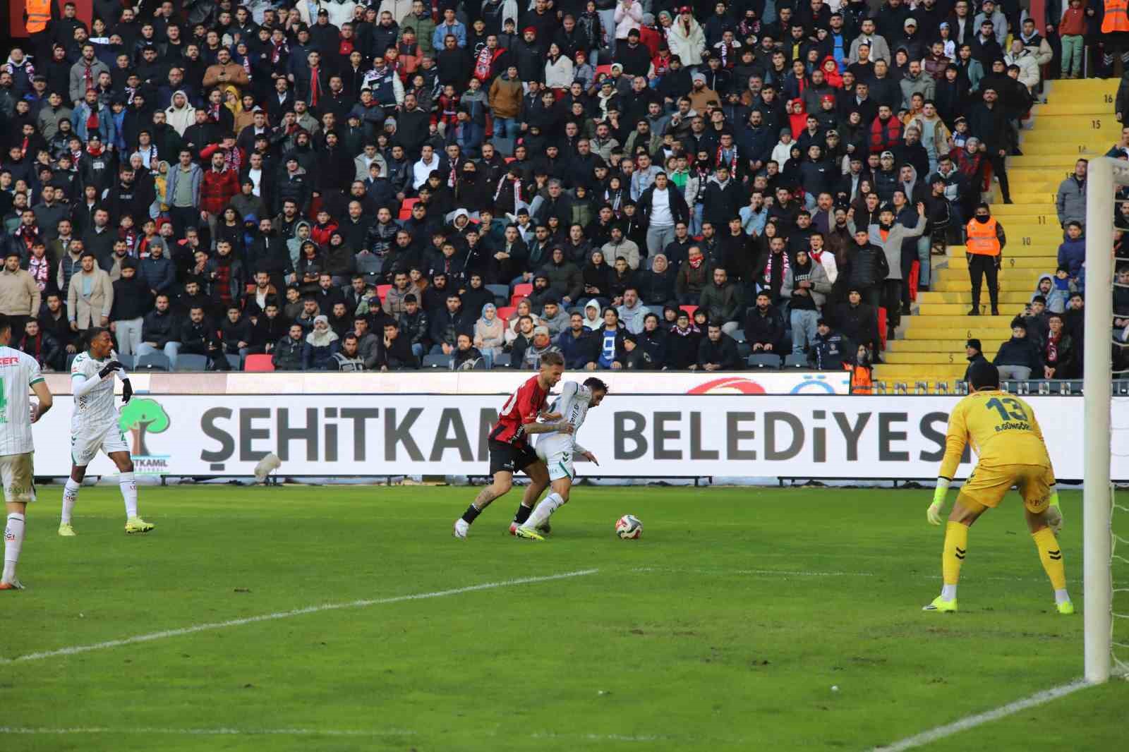 Trendyol Süper Lig: Gaziantep FK: 1 - Konyaspor: 1 (Maç sonucu)
Trendyol Süper Lig: Gaziantep FK: 1 - Konyaspor: 1 (Maç sonucu)