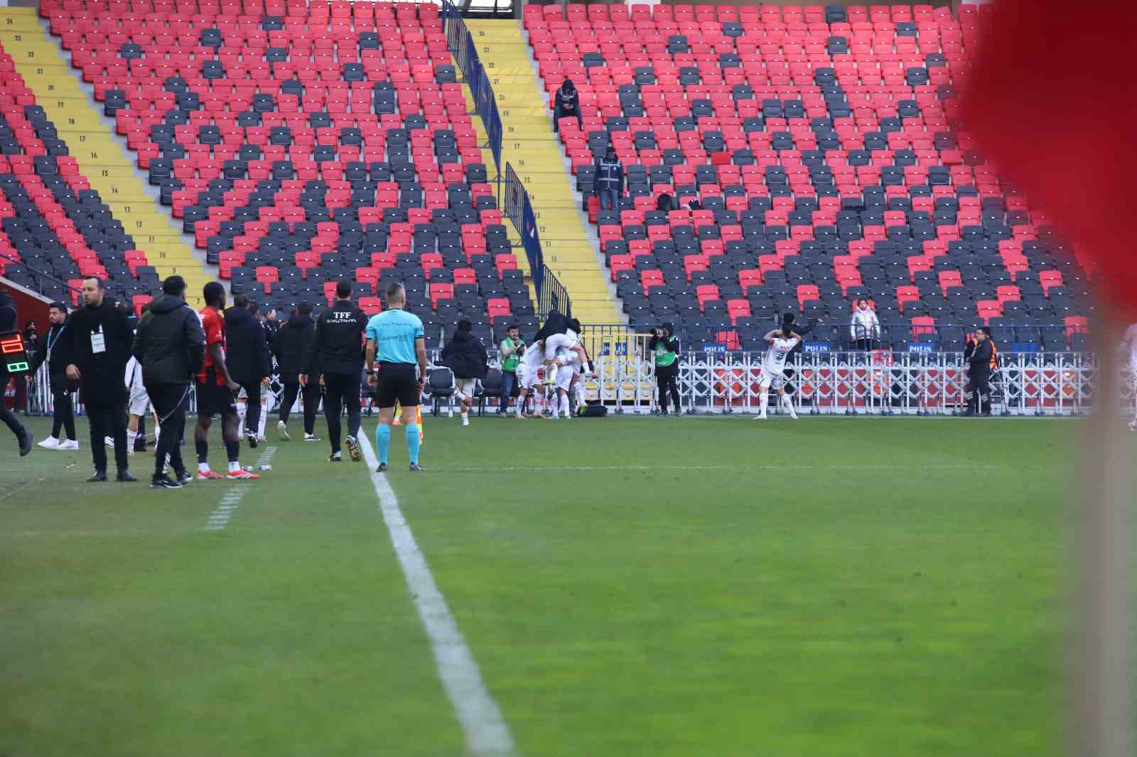 Trendyol Süper Lig: Gaziantep FK: 1 - Konyaspor: 1 (Maç sonucu)
Trendyol Süper Lig: Gaziantep FK: 1 - Konyaspor: 1 (Maç sonucu)
