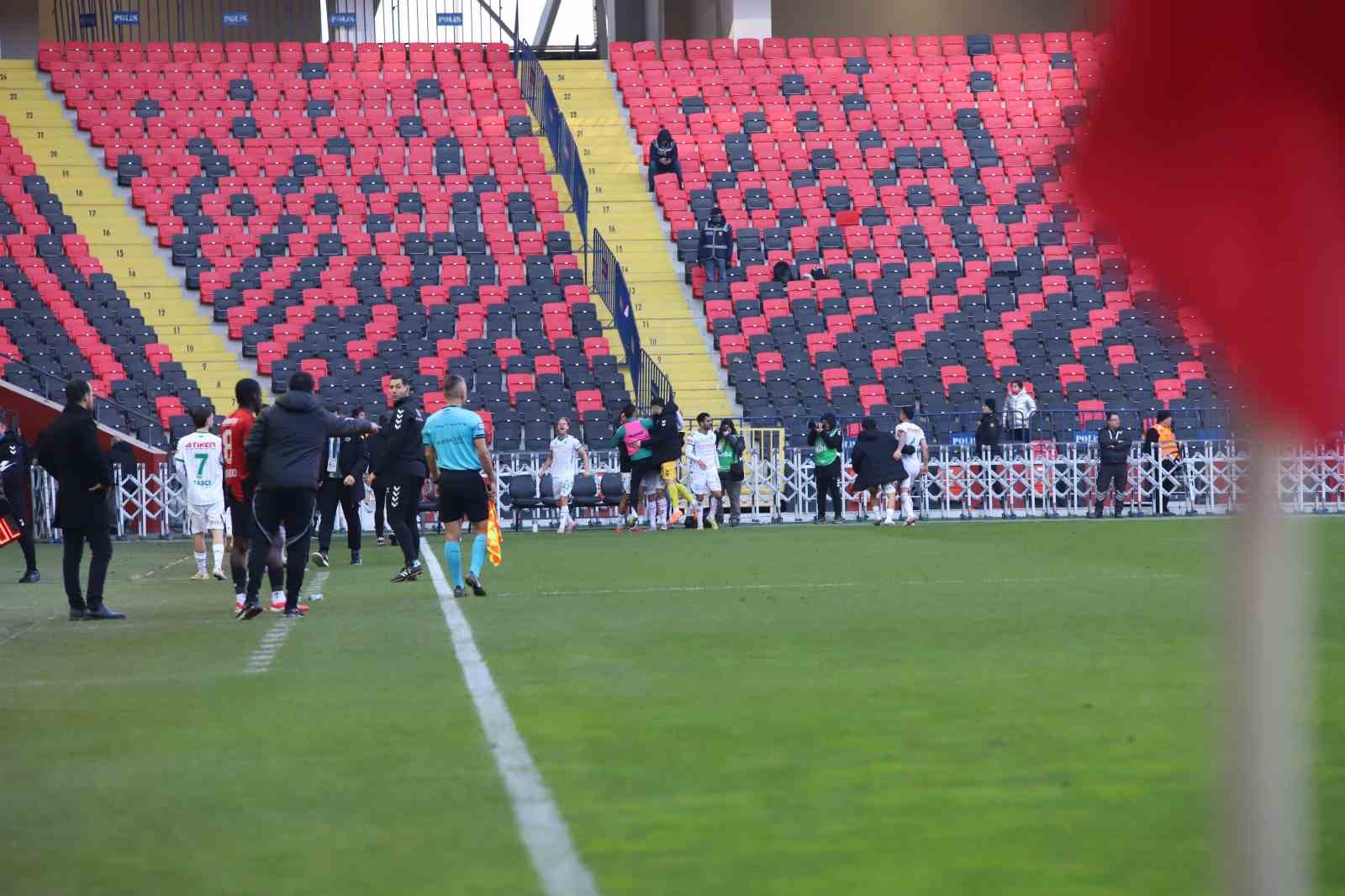 Trendyol Süper Lig: Gaziantep FK: 1 - Konyaspor: 1 (Maç sonucu)
Trendyol Süper Lig: Gaziantep FK: 1 - Konyaspor: 1 (Maç sonucu)