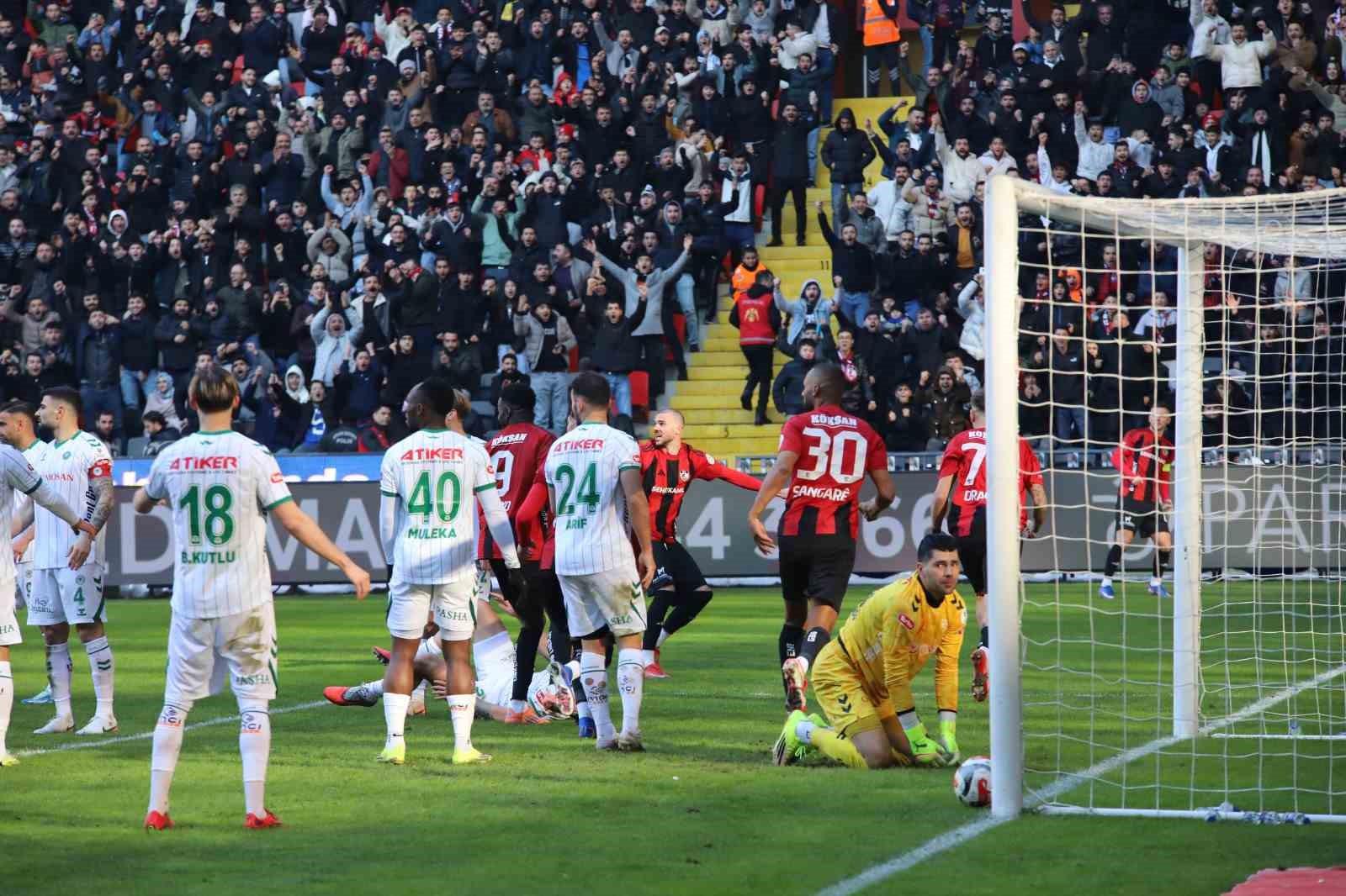 Trendyol Süper Lig: Gaziantep FK: 1 - Konyaspor: 1 (Maç sonucu)
Trendyol Süper Lig: Gaziantep FK: 1 - Konyaspor: 1 (Maç sonucu)