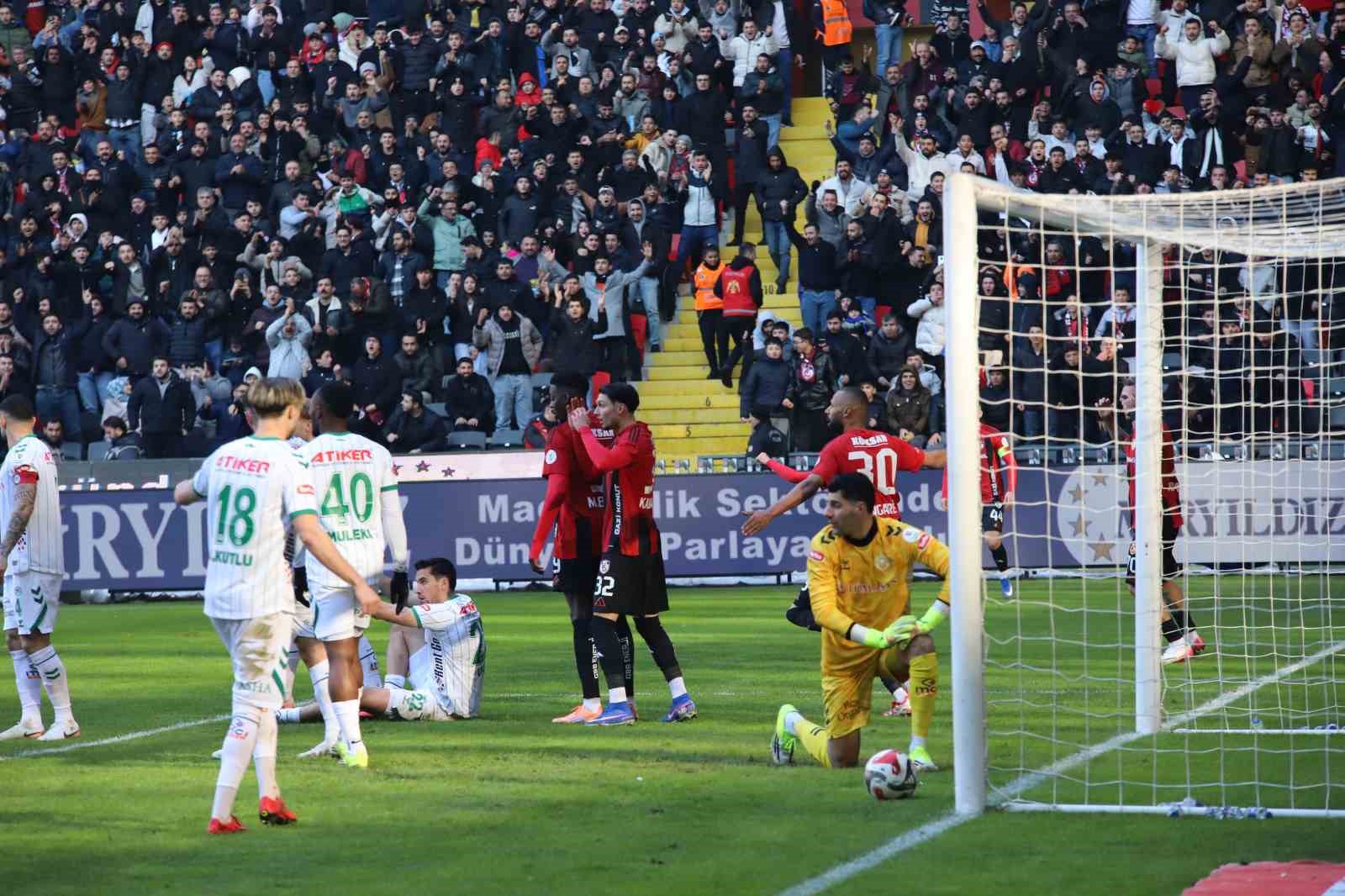 Trendyol Süper Lig: Gaziantep FK: 1 - Konyaspor: 1 (Maç sonucu)
Trendyol Süper Lig: Gaziantep FK: 1 - Konyaspor: 1 (Maç sonucu)