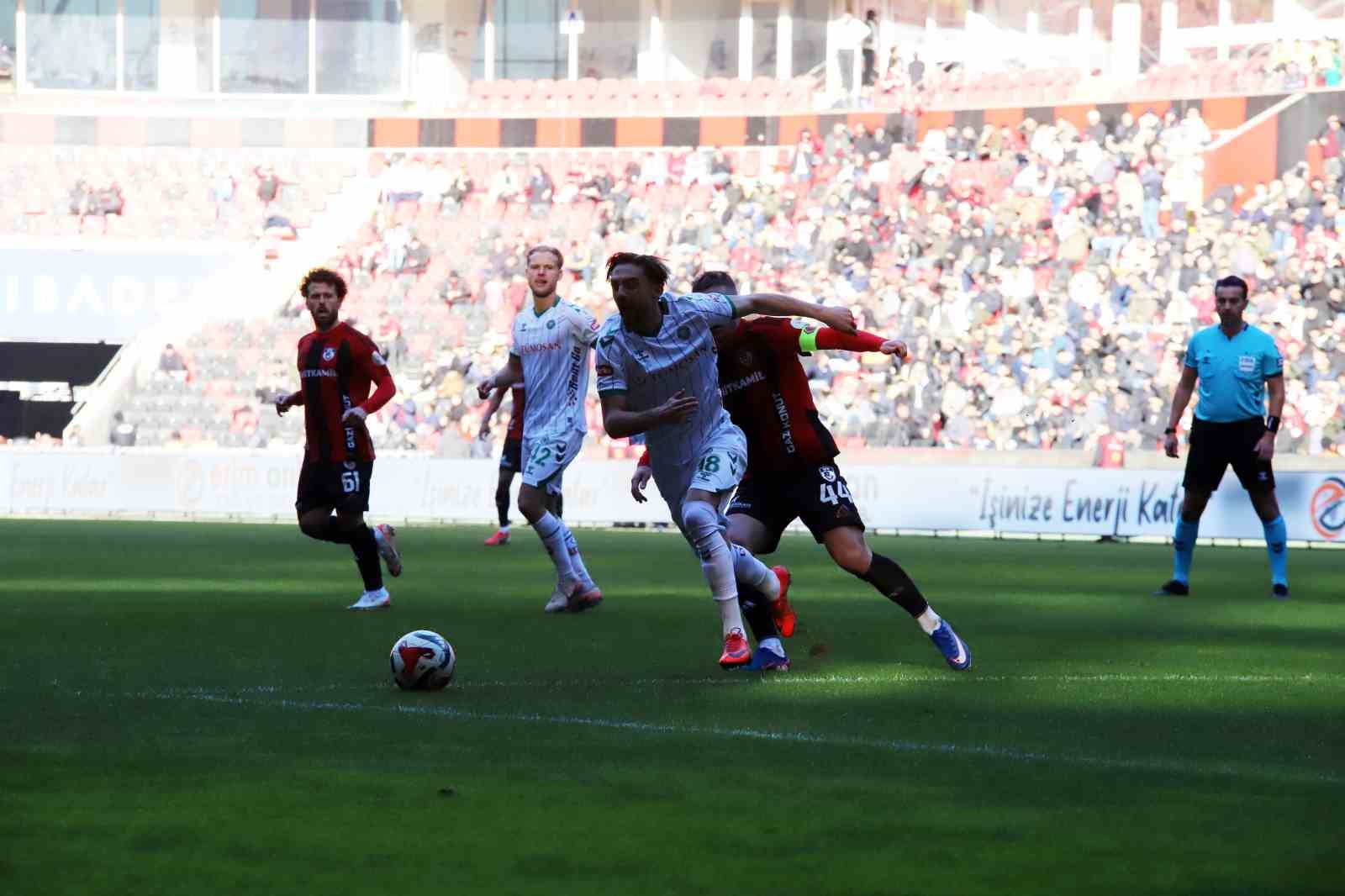 Trendyol Süper Lig: Gaziantep FK: 1 - Konyaspor: 1 (Maç sonucu)
Trendyol Süper Lig: Gaziantep FK: 1 - Konyaspor: 1 (Maç sonucu)