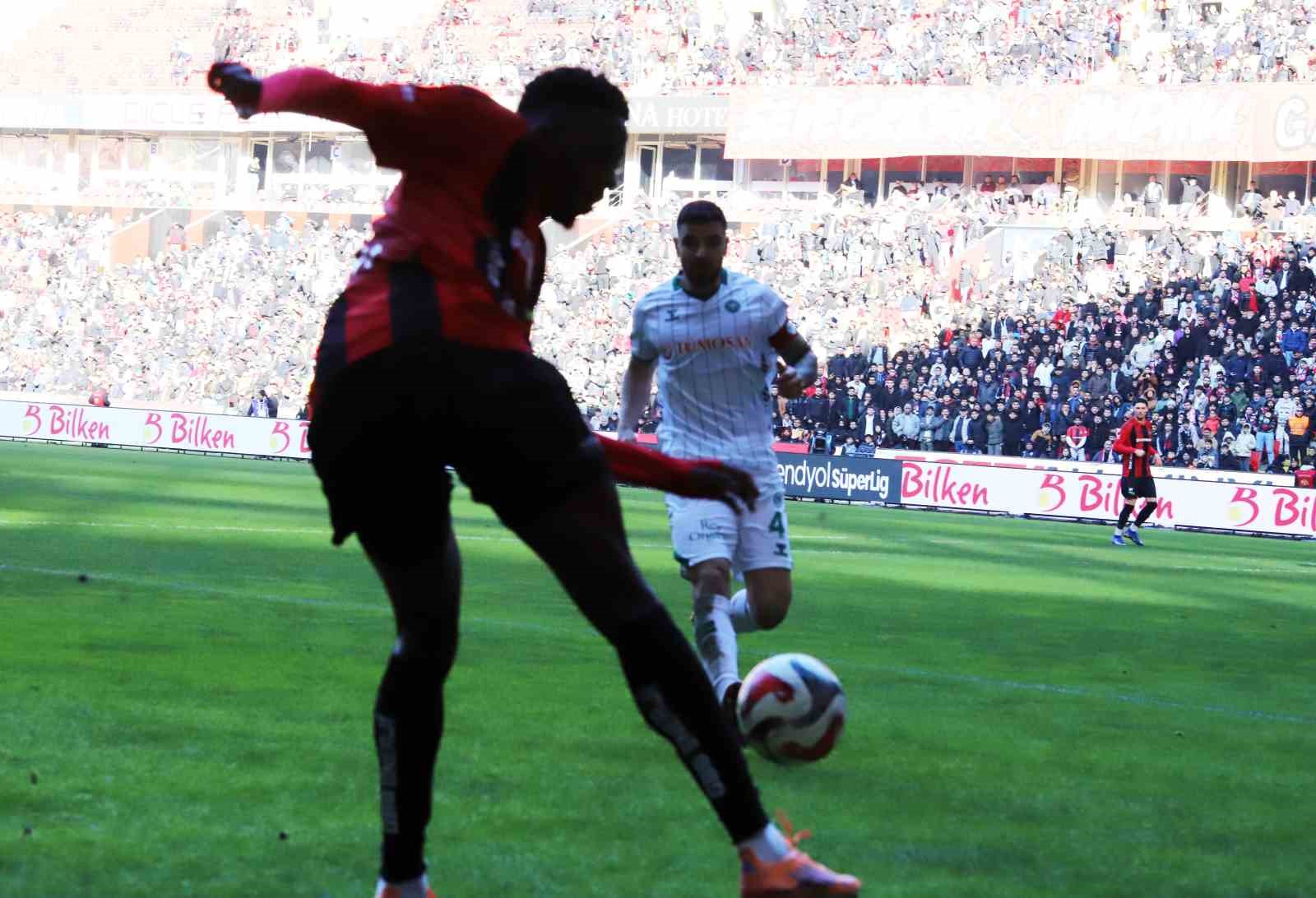 Trendyol Süper Lig: Gaziantep FK: 1 - Konyaspor: 1 (Maç sonucu)
Trendyol Süper Lig: Gaziantep FK: 1 - Konyaspor: 1 (Maç sonucu)