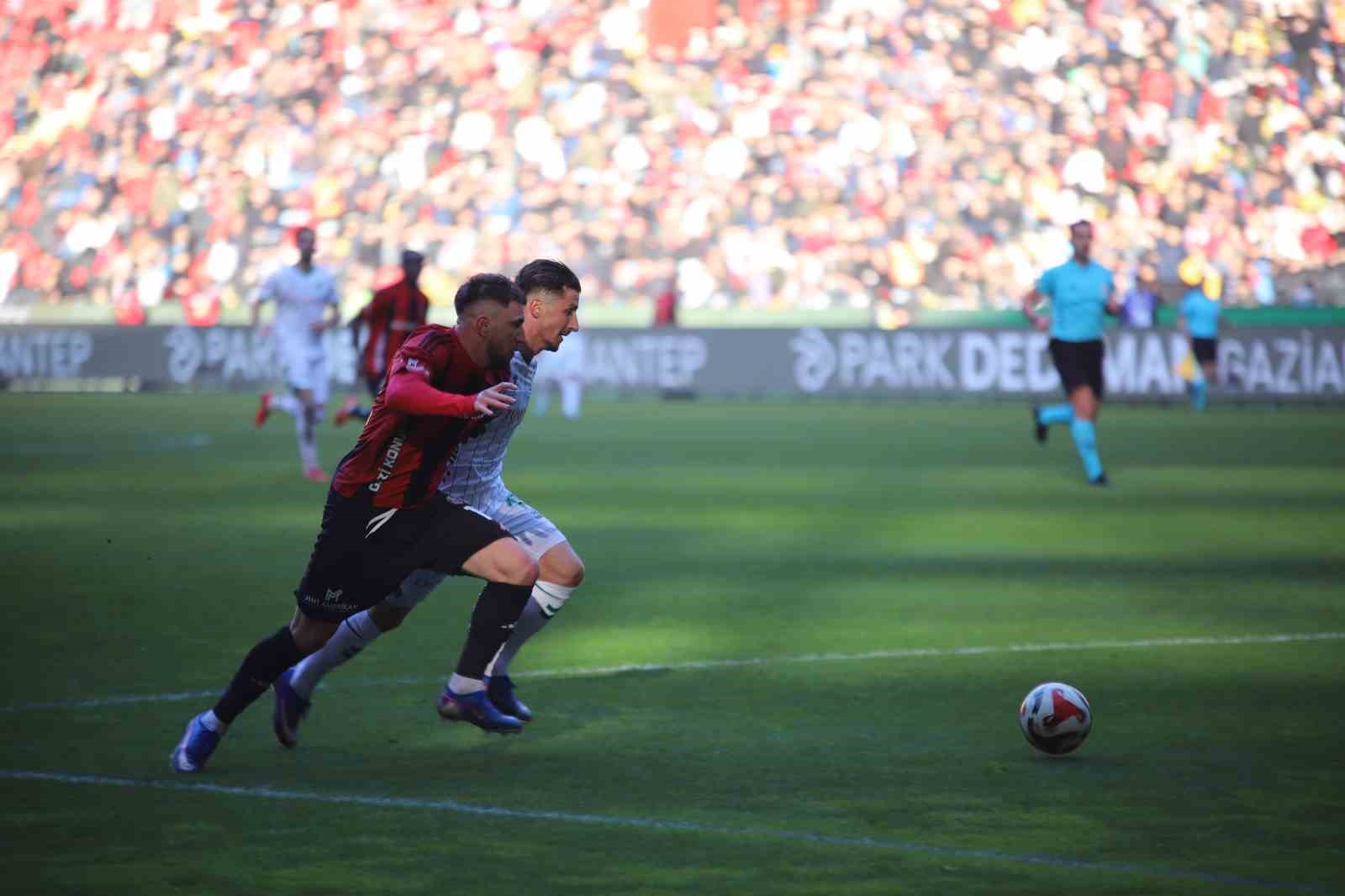Trendyol Süper Lig: Gaziantep FK: 1 - Konyaspor: 1 (Maç sonucu)
Trendyol Süper Lig: Gaziantep FK: 1 - Konyaspor: 1 (Maç sonucu)