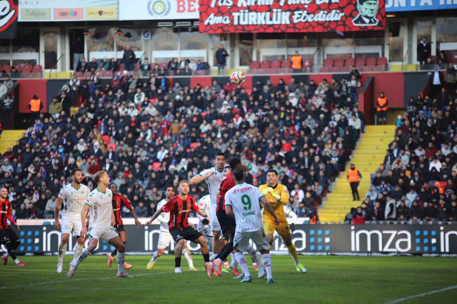 Trendyol Süper Lig: Gaziantep FK: 1 - Konyaspor: 1 (Maç sonucu)
Trendyol Süper Lig: Gaziantep FK: 1 - Konyaspor: 1 (Maç sonucu)
