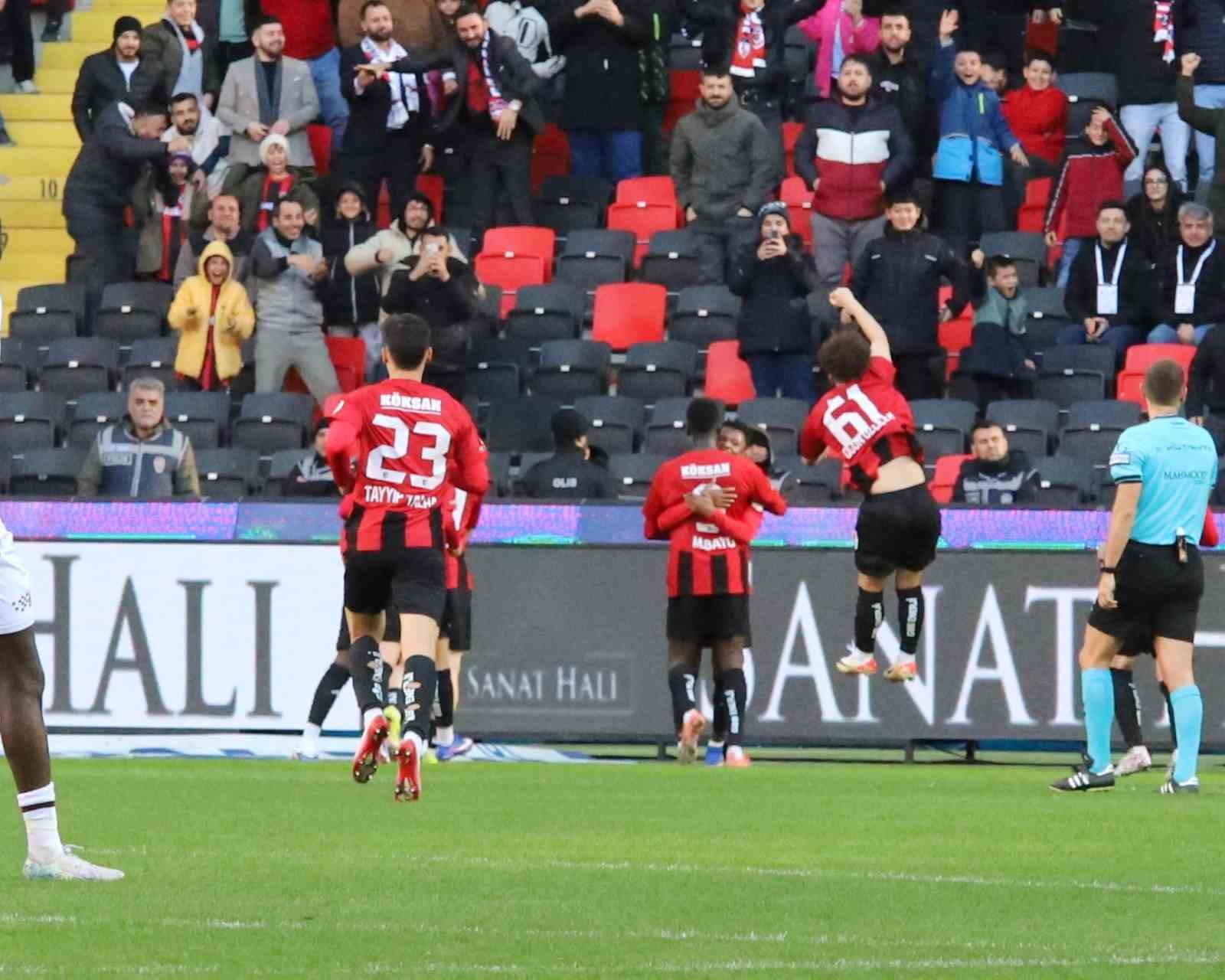 Trendyol Süper Lig: Gaziantep FK: 1 - Trabzonspor: 2 (İlk yarı)
