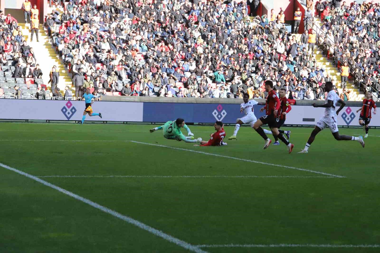 Trendyol Süper Lig: Gaziantep FK: 1 - Trabzonspor: 2 (İlk yarı)
