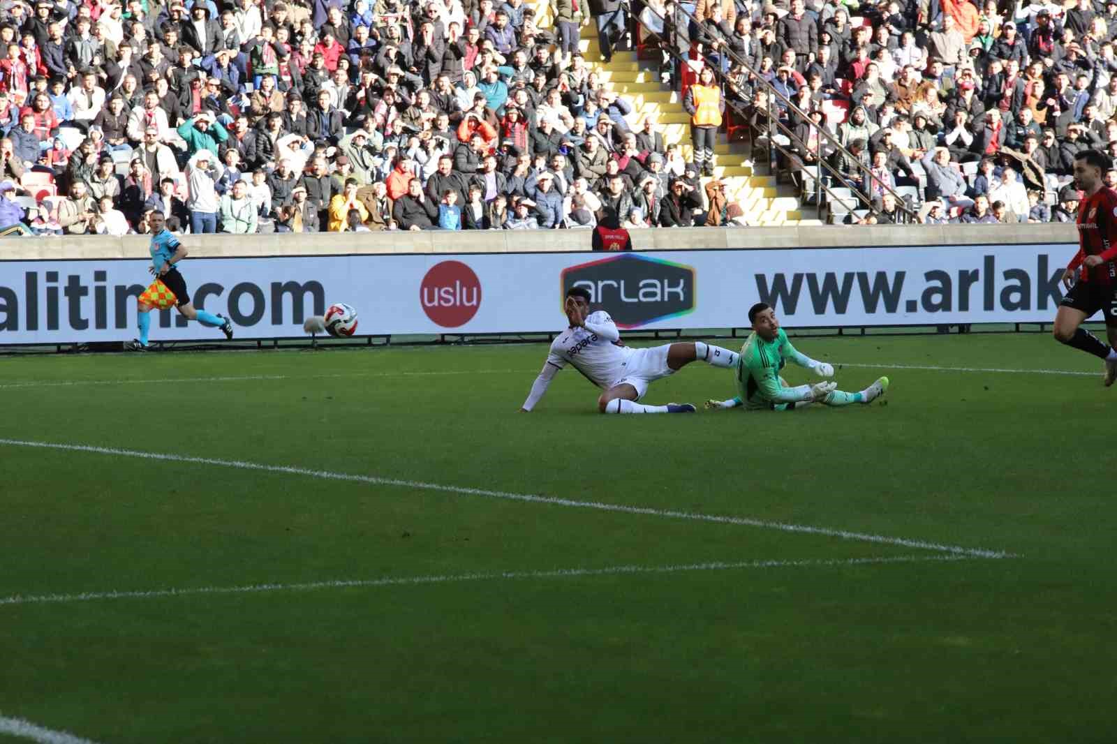 Trendyol Süper Lig: Gaziantep FK: 1 - Trabzonspor: 2 (İlk yarı)
