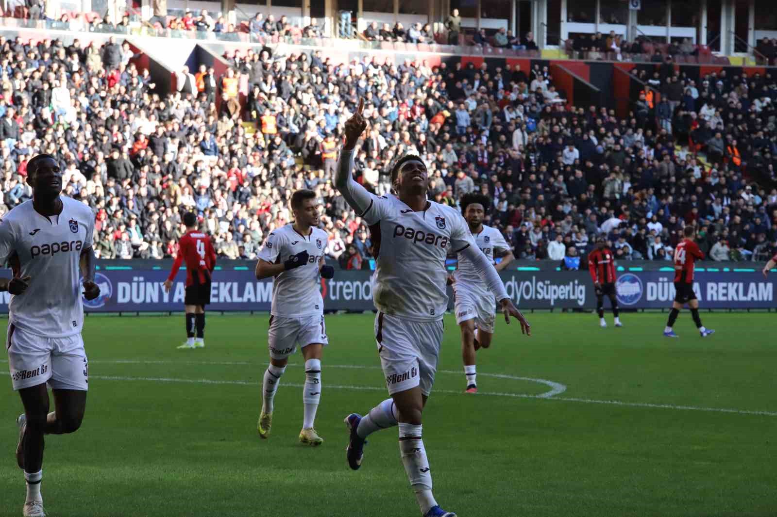 Trendyol Süper Lig: Gaziantep FK: 1 - Trabzonspor: 2 (İlk yarı)
