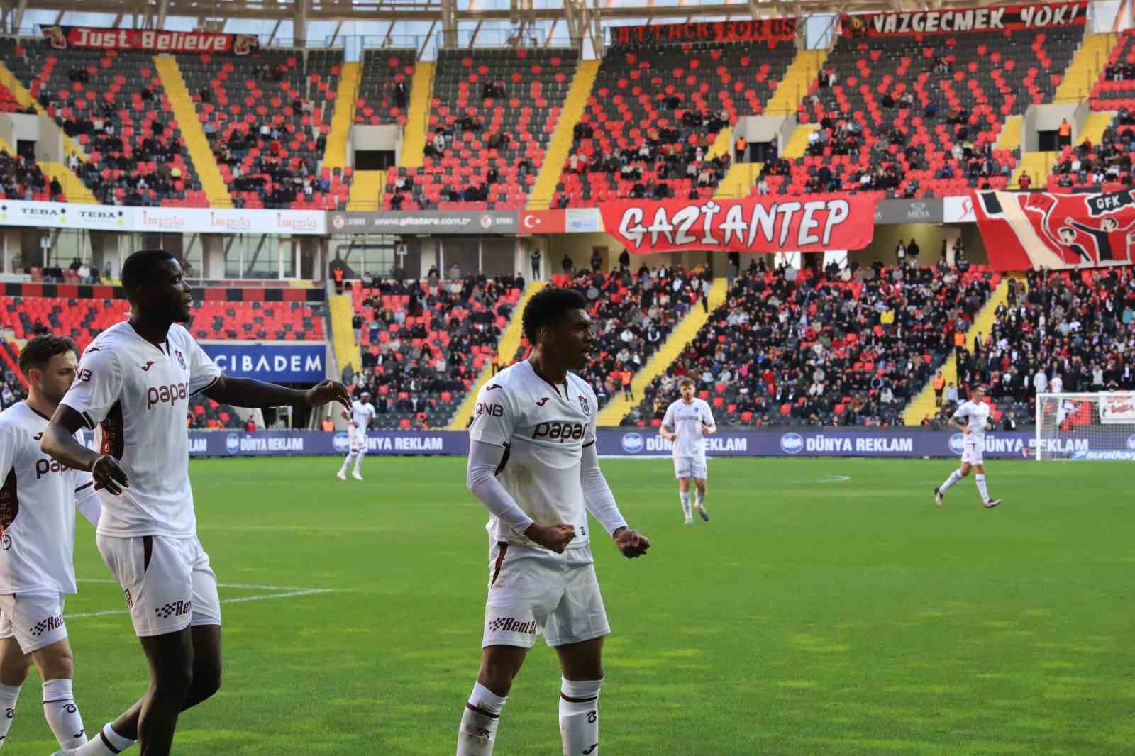 Trendyol Süper Lig: Gaziantep FK: 1 - Trabzonspor: 2 (İlk yarı)
