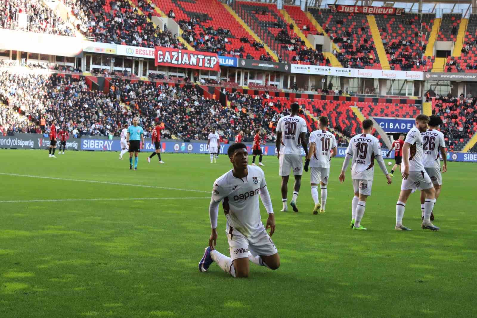 Trendyol Süper Lig: Gaziantep FK: 1 - Trabzonspor: 2 (İlk yarı)
